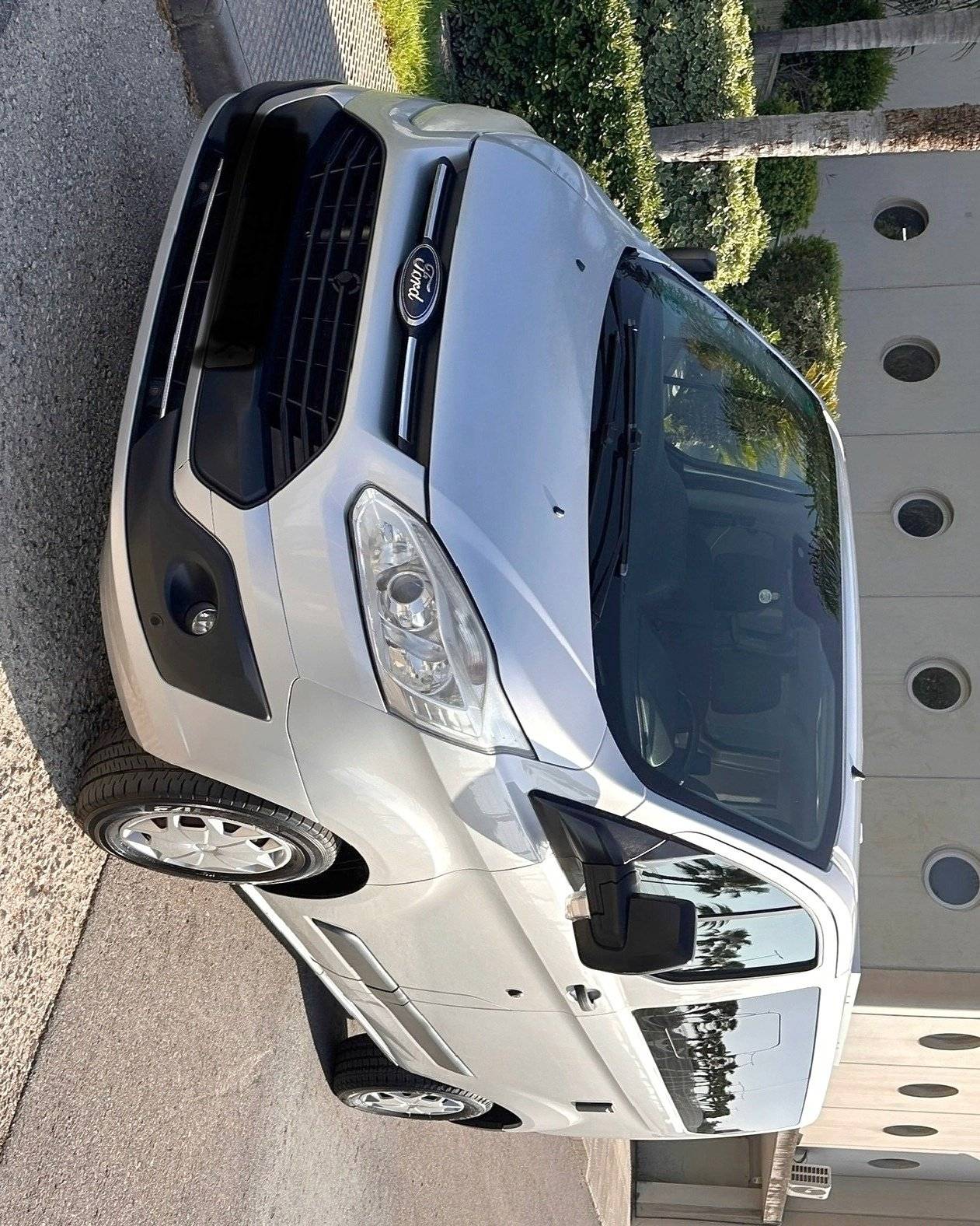 Voorkant 3/4 Ford Custom 2,0 l 130 ch - Yescapa