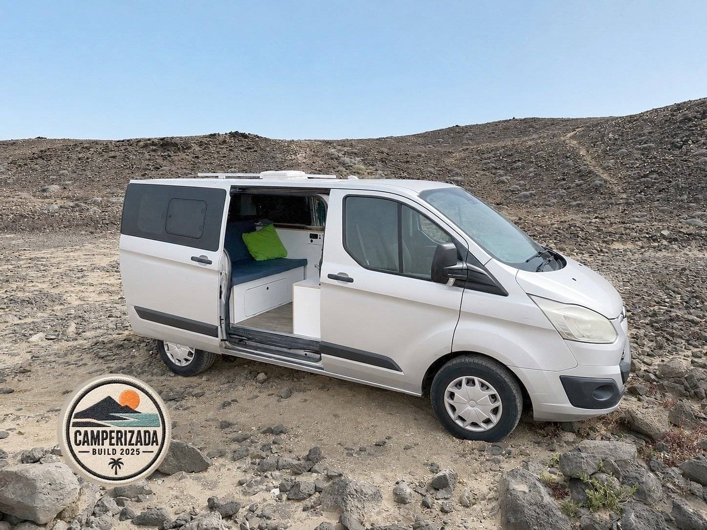 Vista frontale a ¾ Ford Custom 2,0 l 130 ch - Yescapa