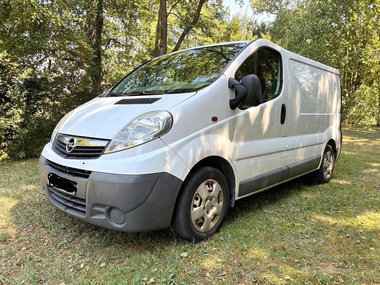 Front view from 3/4 Opel Vivaro 2.0 115cv 16v - Yescapa