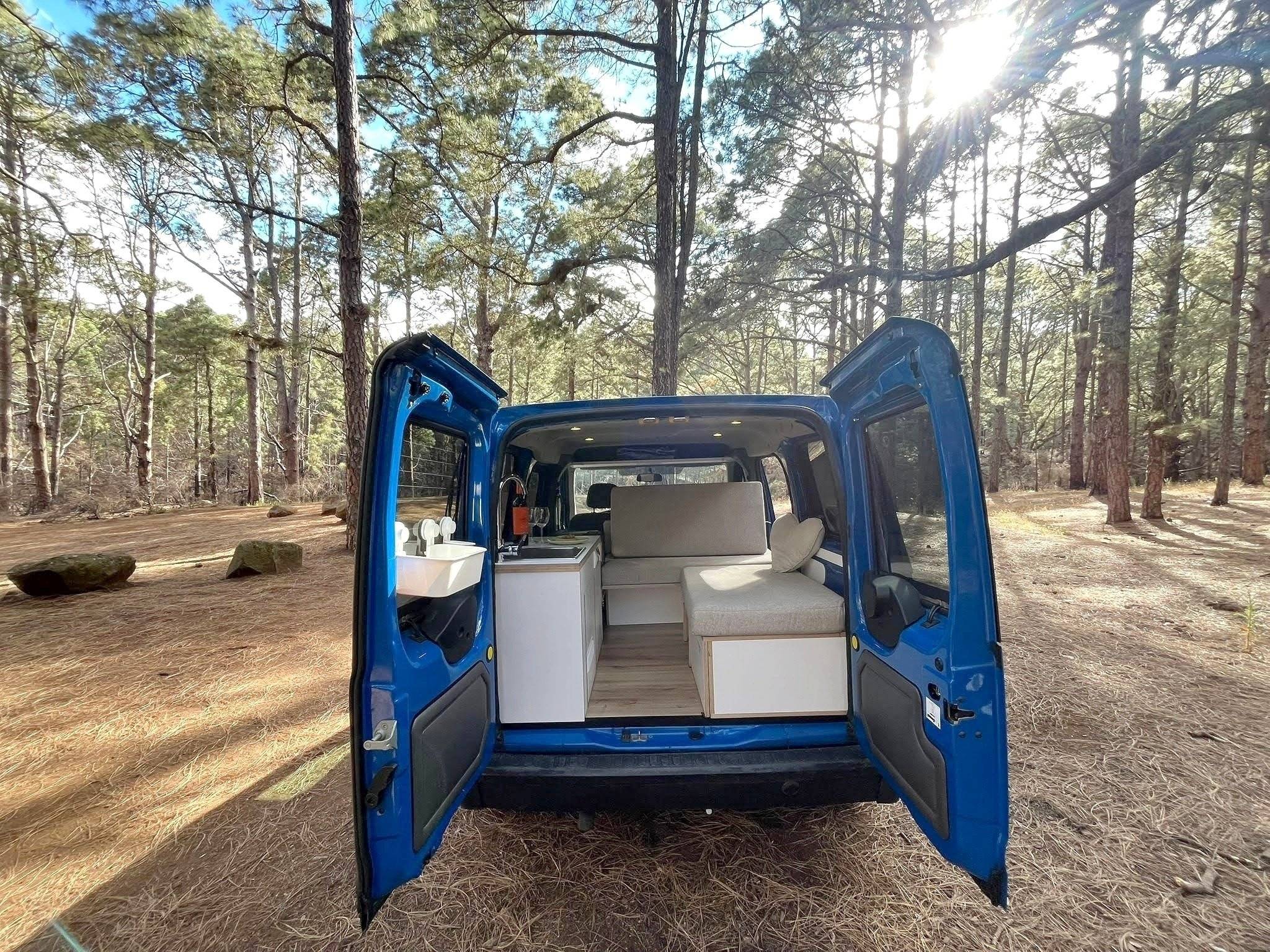 Rear view Ford Transit Connect - Yescapa