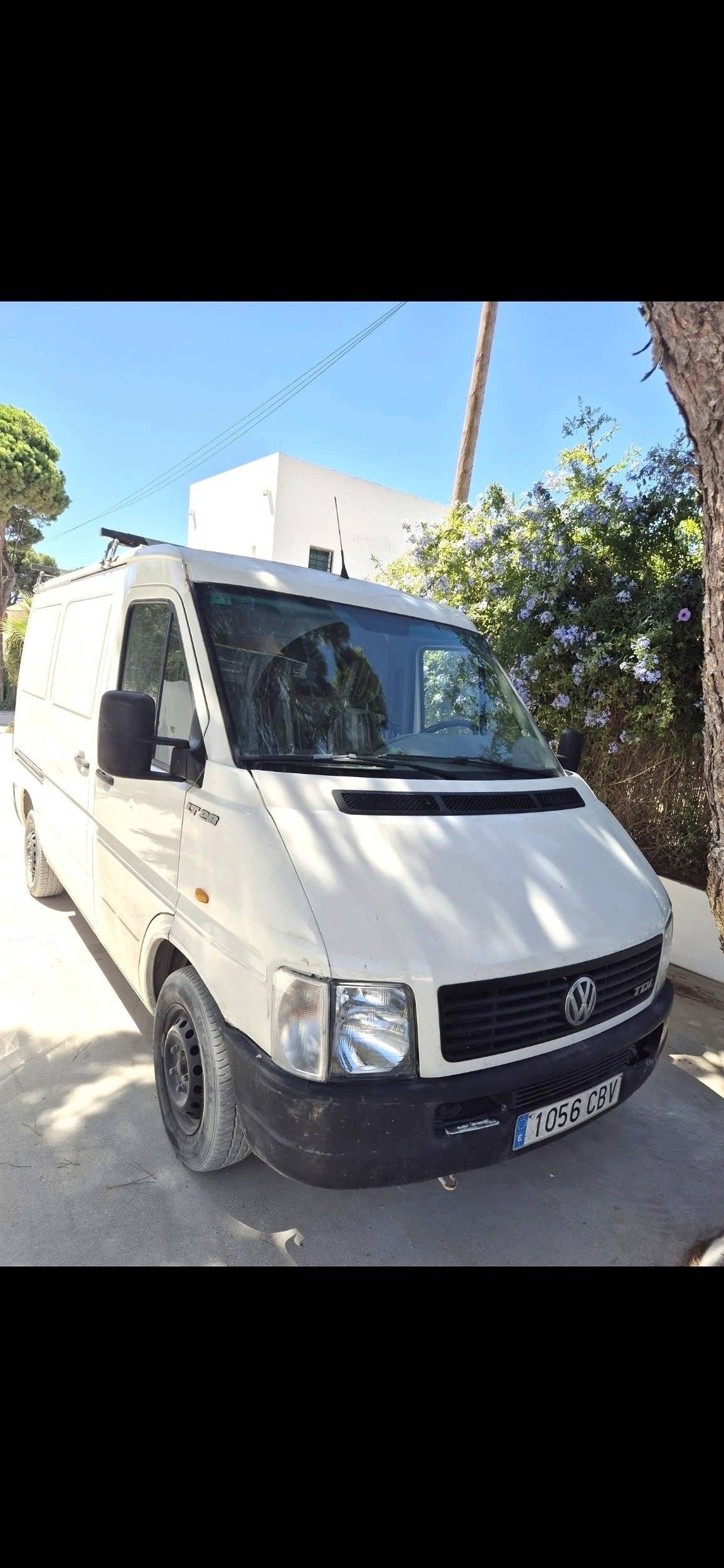 Vue avant de 3/4 Volkswagen LT28 - Yescapa