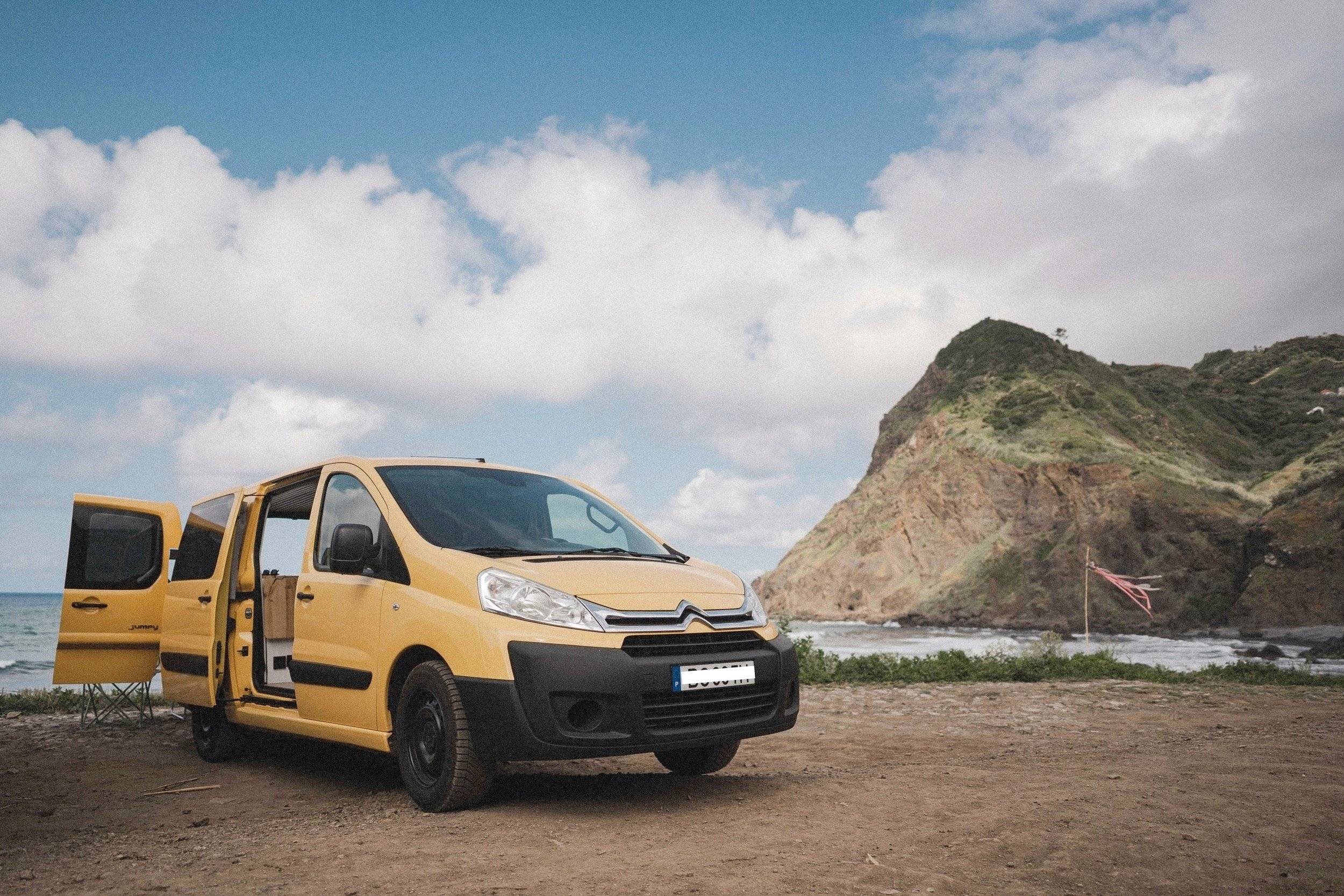 schräge Vorderansicht Citroën Jumpy 1.6L 90CV - Yescapa