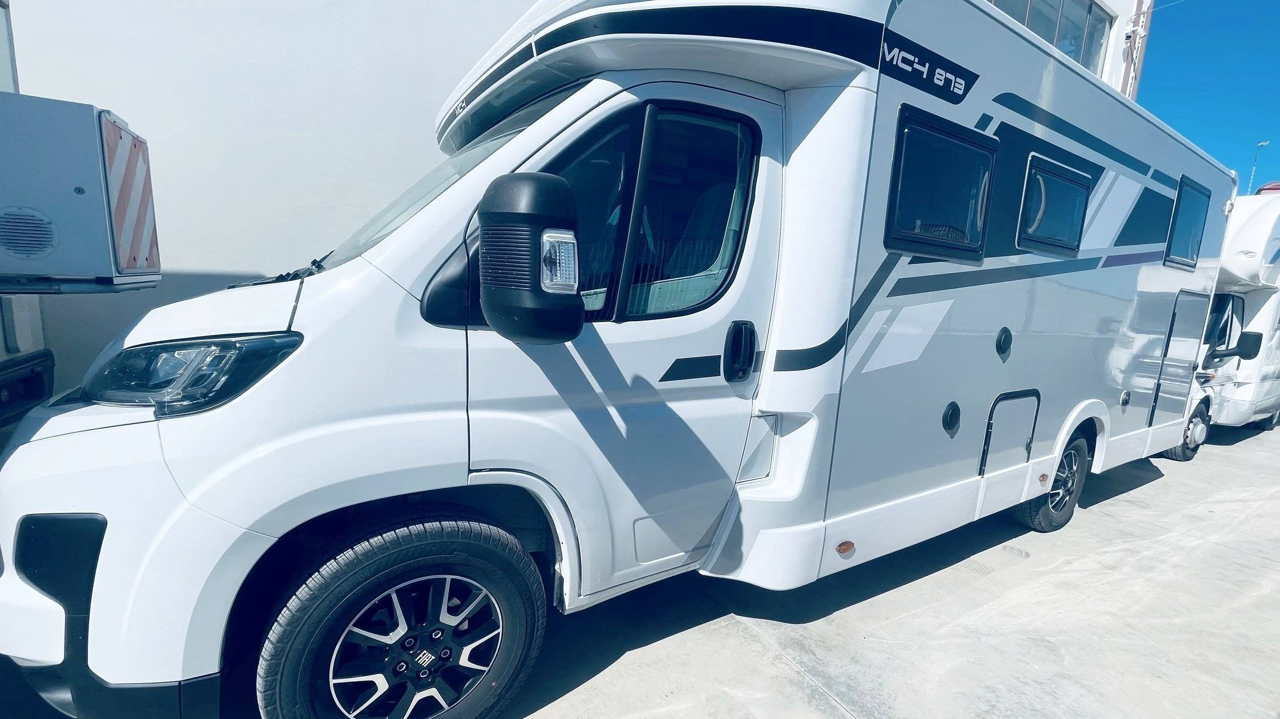 Front view from 3/4 Fiat Ducato 2,2 l 120 ch - Yescapa