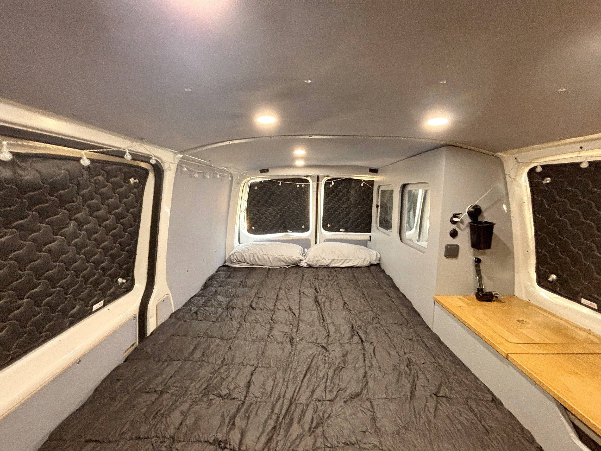 Berth Volkswagen T5 TDI 104 ch - Yescapa