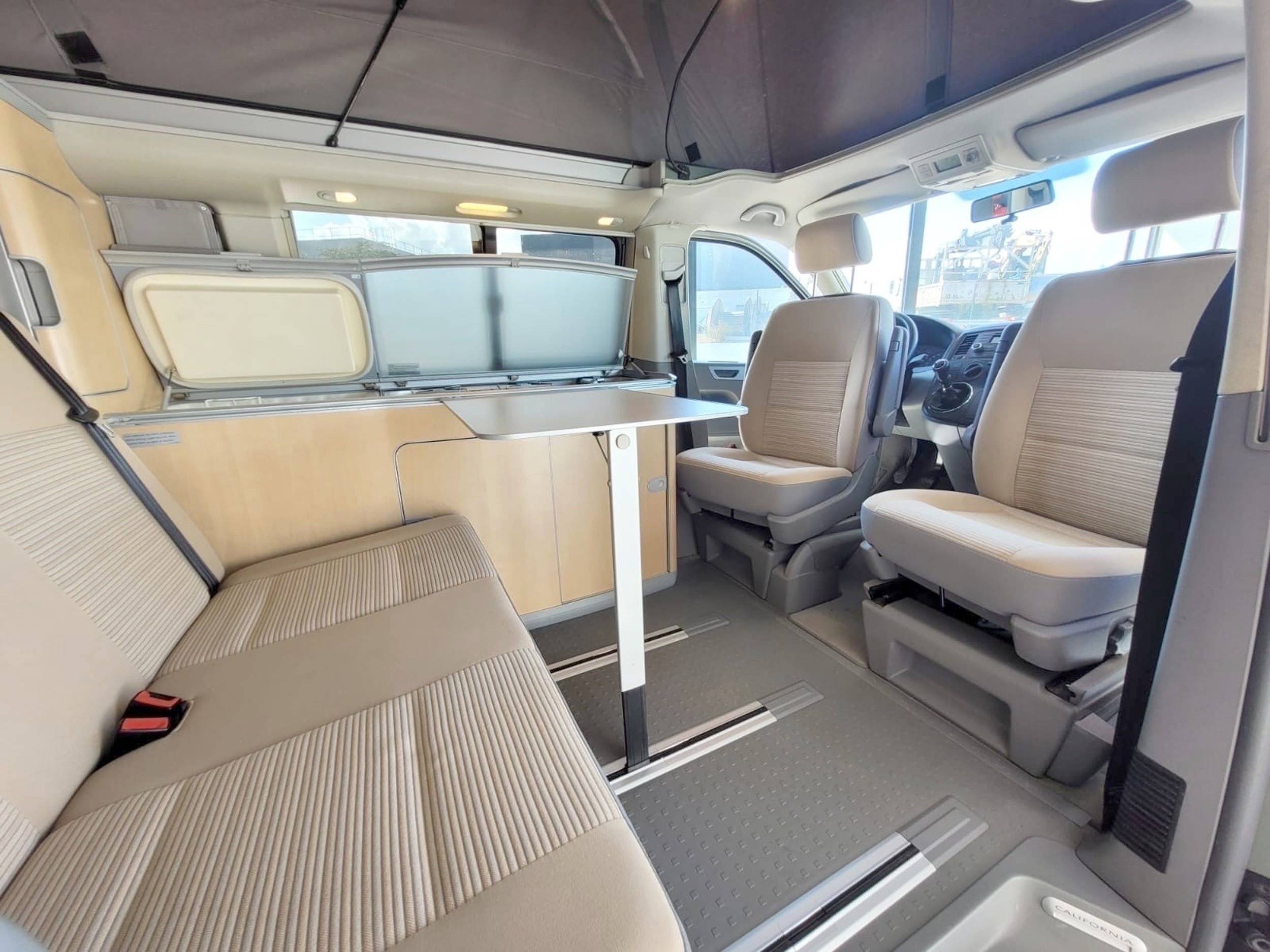 Dining Area Volkswagen T5 2,5 l 130 ch - Yescapa