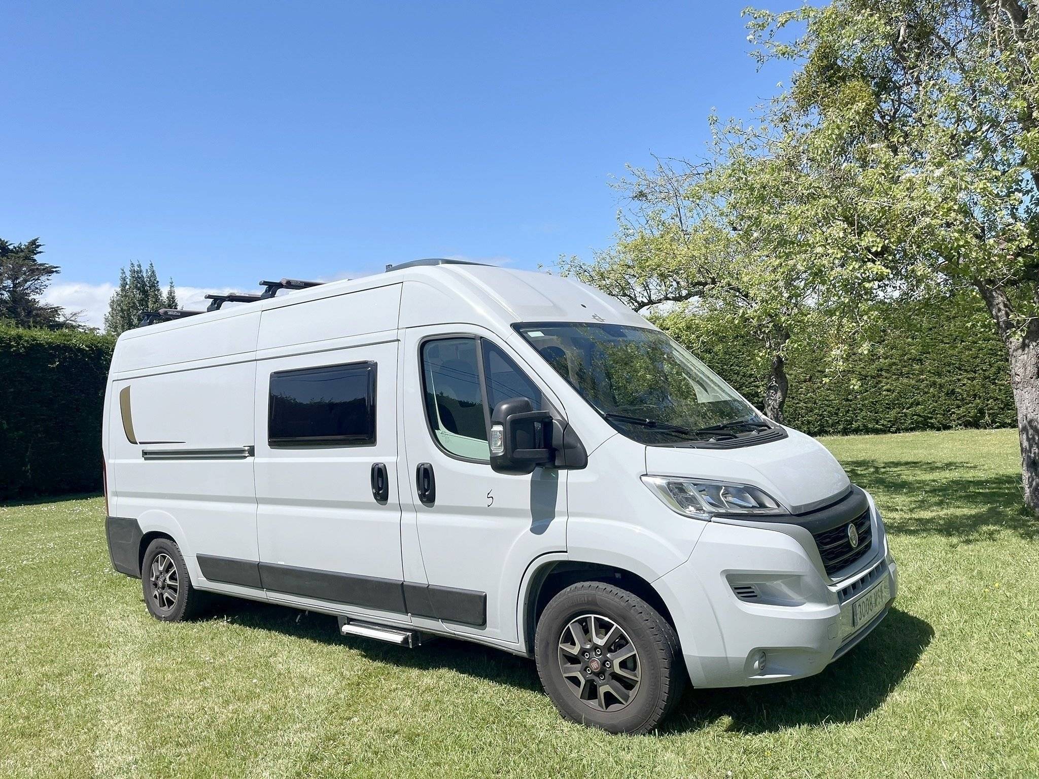 Vue avant de 3/4 Fiat DUCATO - Yescapa