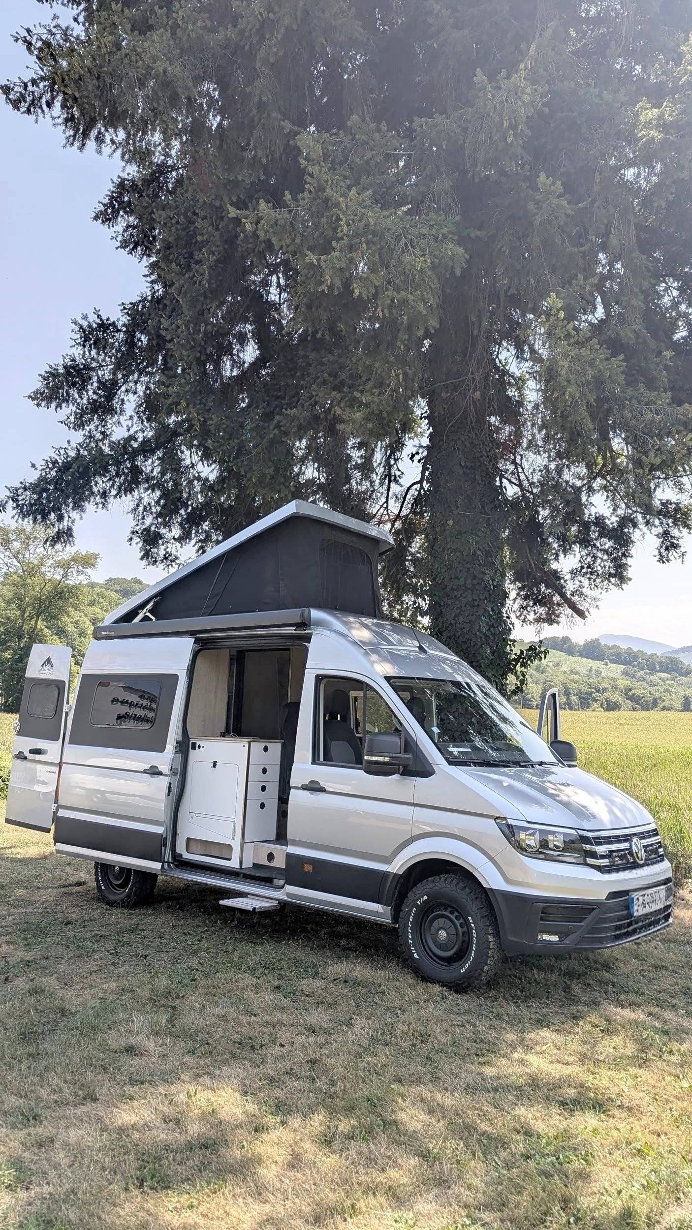 schräge Vorderansicht Volkswagen Crafter 4x4 - Yescapa