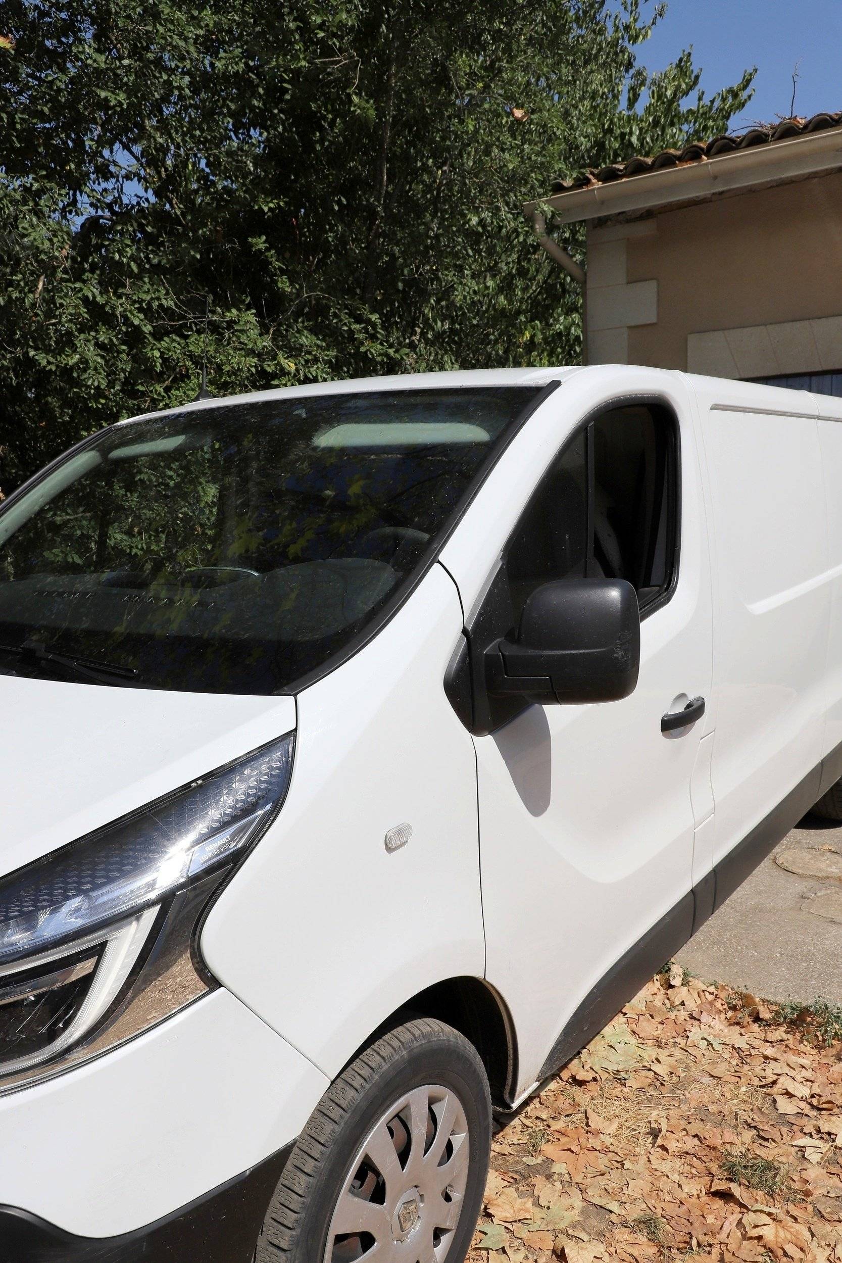 Vista del vehicle angle davanter Renault Trafic - Yescapa