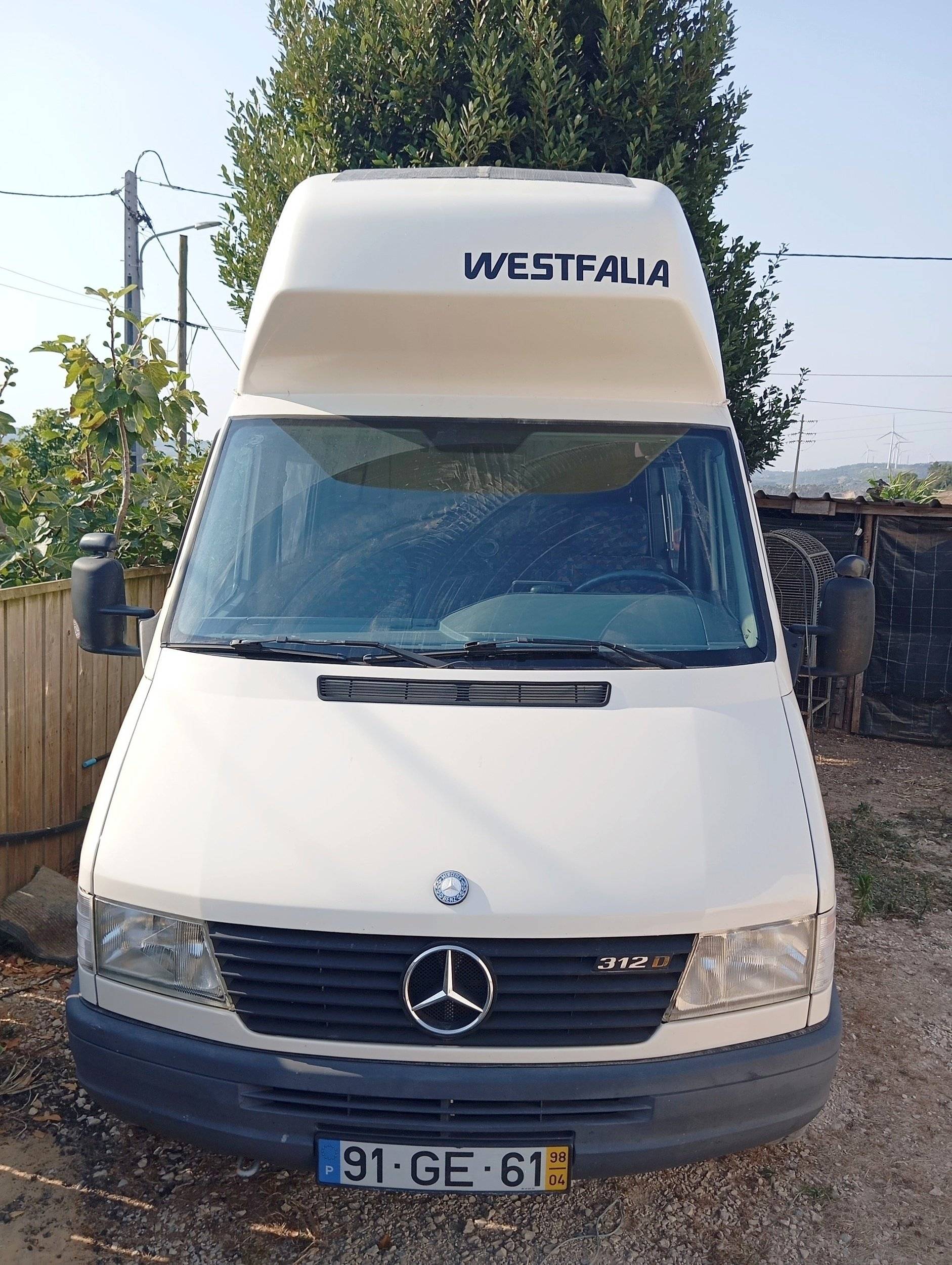 Vista del vehicle angle davanter Mercedes Mercedes Sprinter 312D 2.9 Turbo - Yescapa