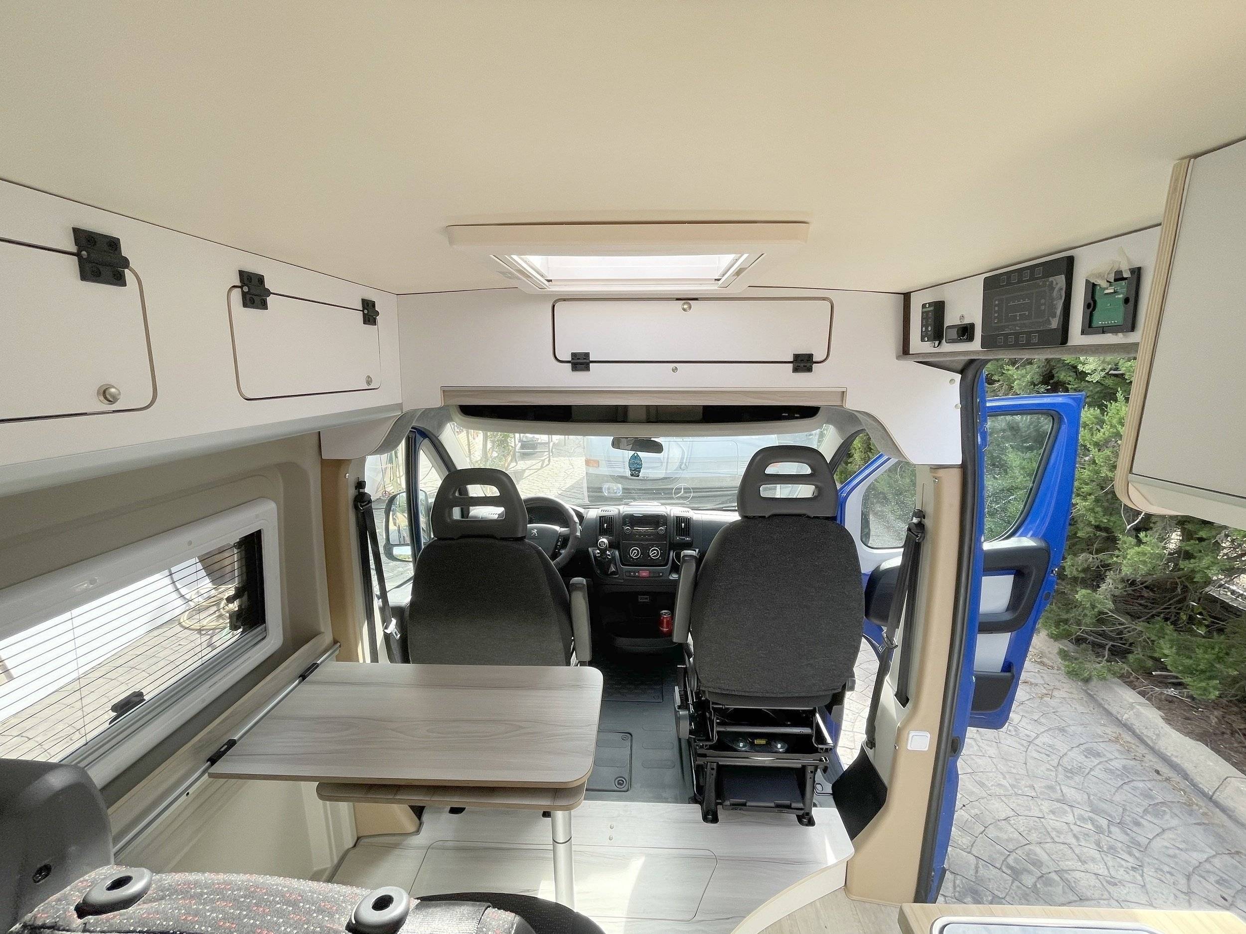 Área de jantar Peugeot Boxer 2,0 l 130 ch - Yescapa