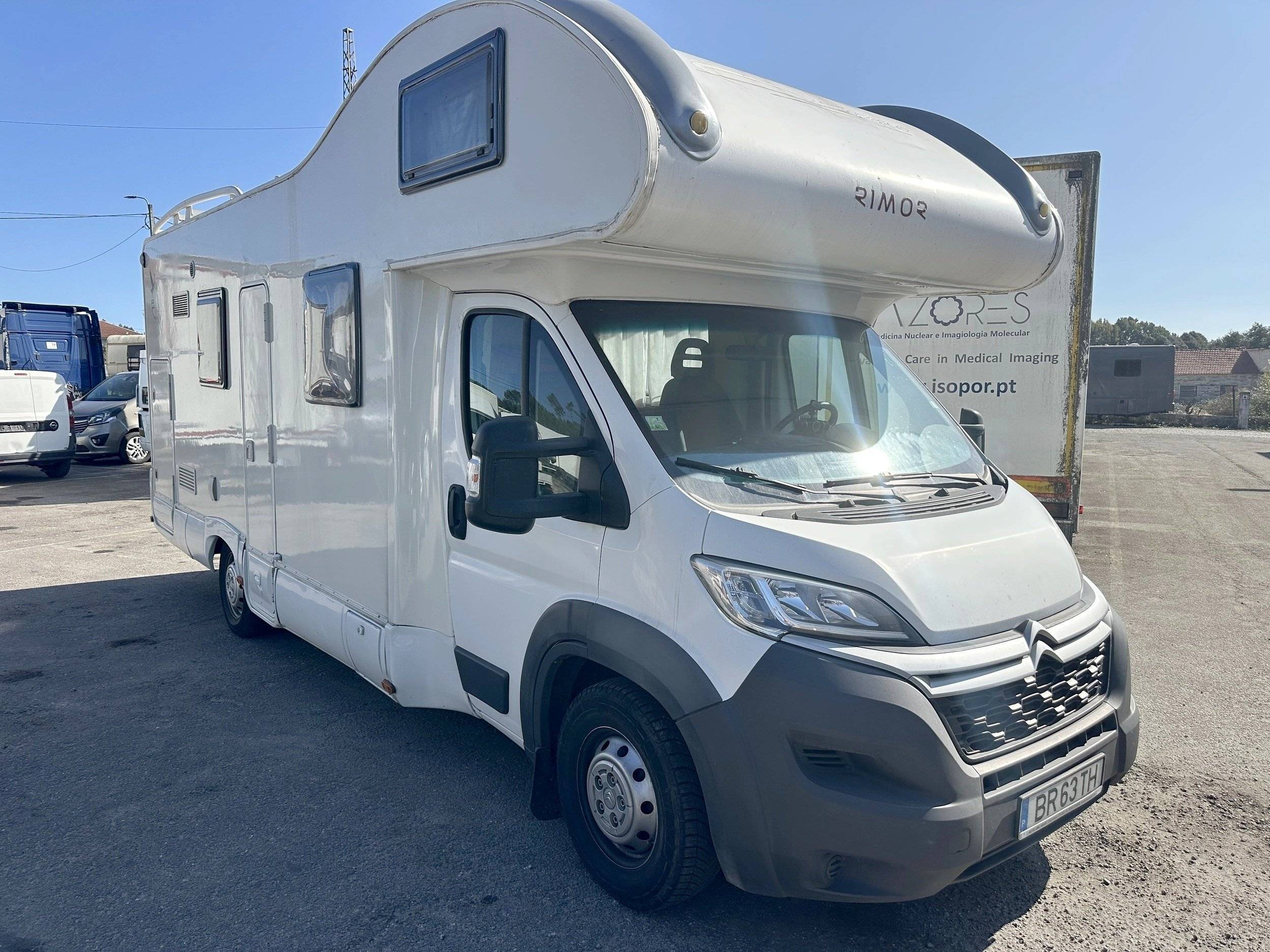 Front view from 3/4 Citroën Jumper 2,2 l 150 ch - Yescapa