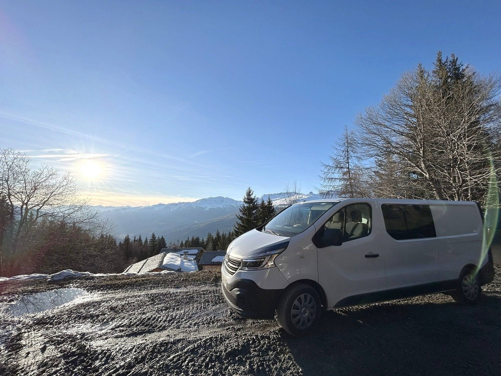 Vue avant de 3/4 Renault Renault Trafic - Yescapa