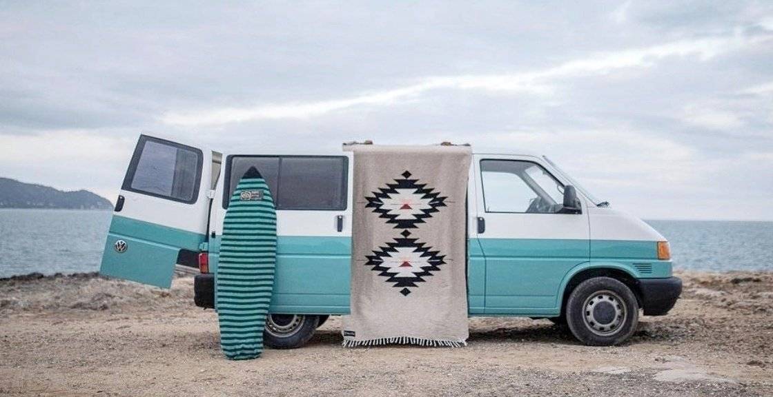 schräge Vorderansicht Volkswagen Transporter 1.9 TDI - Yescapa