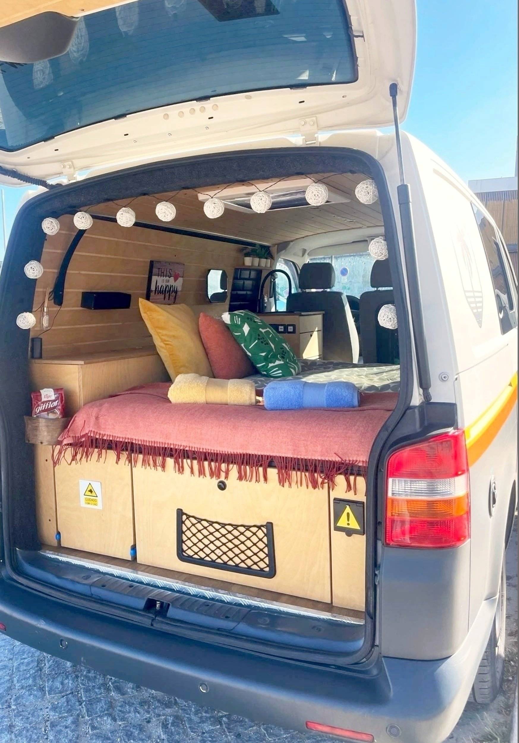 Dining Area Volkswagen Transporter  T5 2,0 l 140 ch - Yescapa