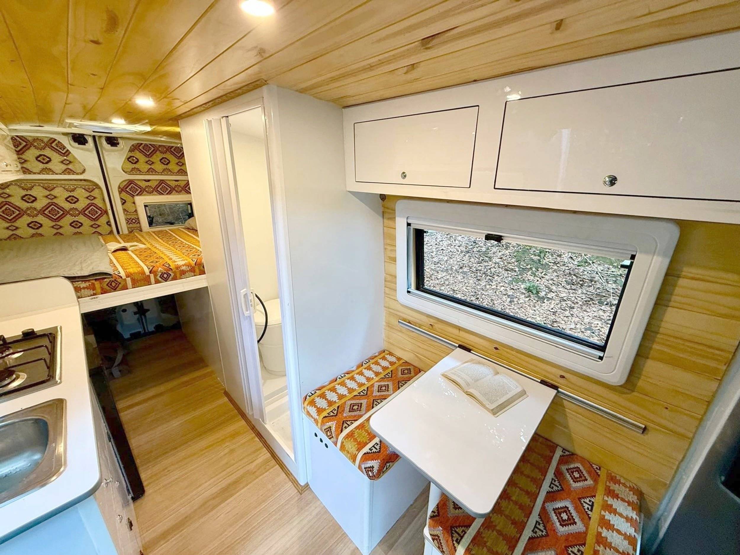 Dining Area Renault Master - Yescapa