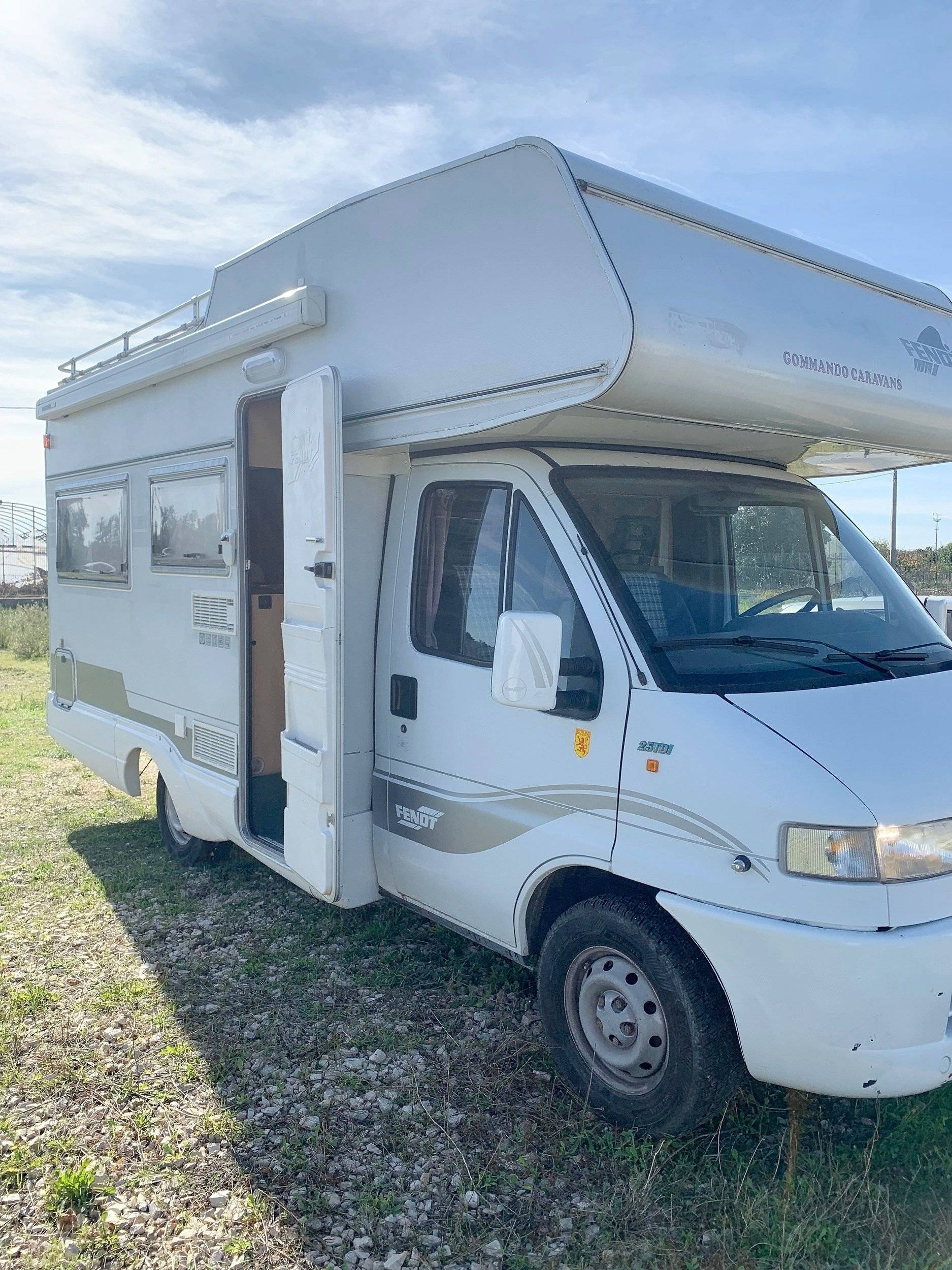 Vista frontale a ¾ Ducato 2.5 TDI - Yescapa