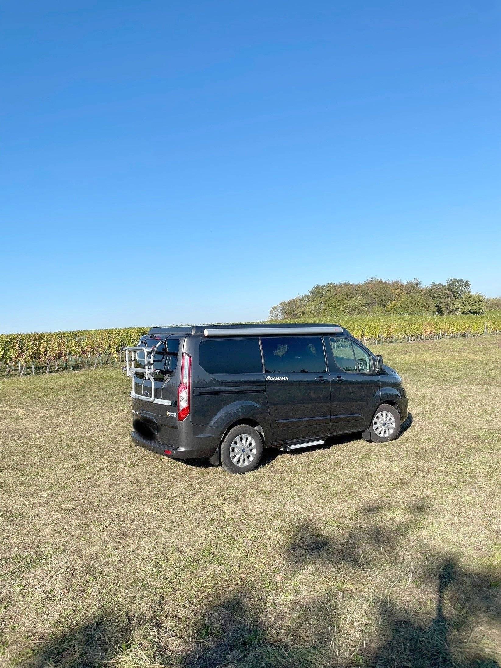 Vista frontale a ¾ Ford Custom 170 ch - Yescapa