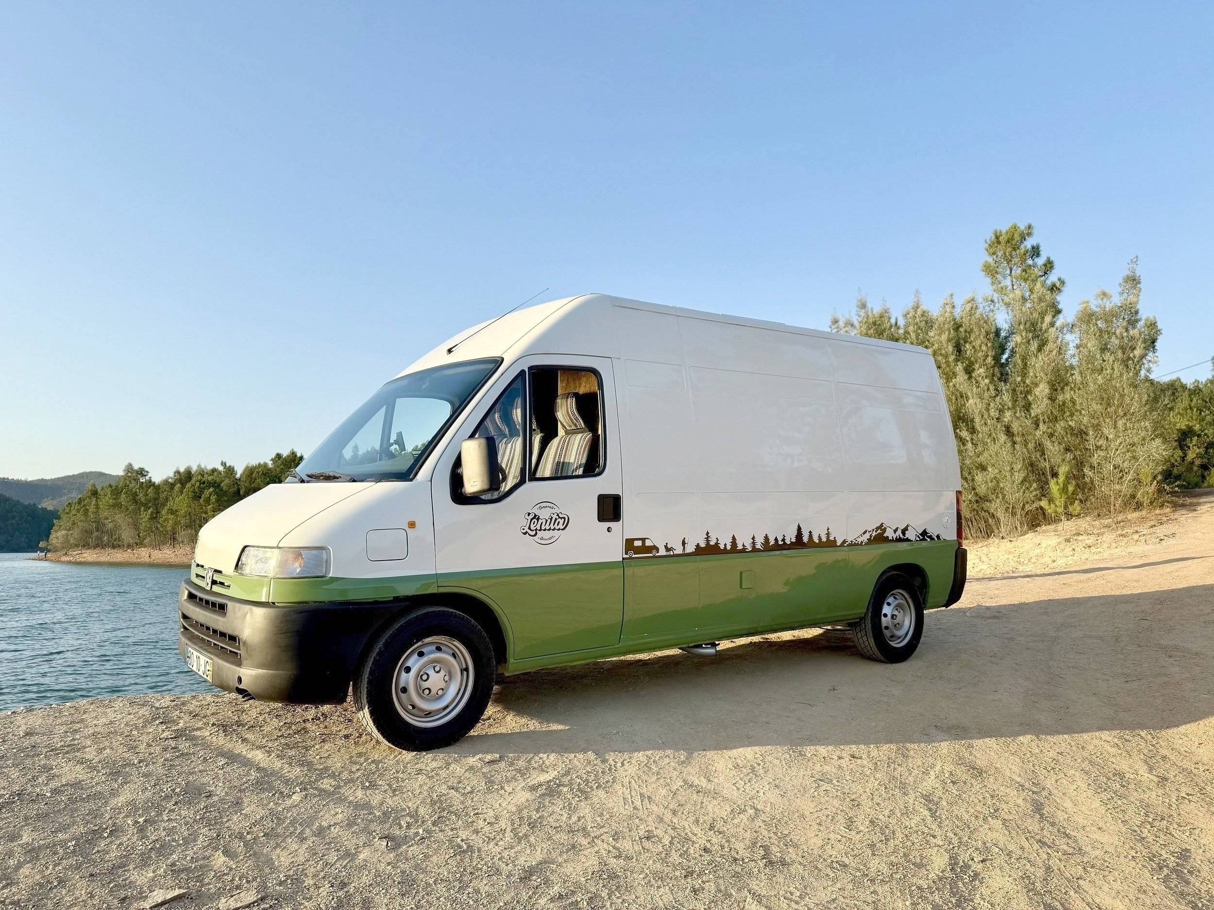 Vista de 3/4 Peugeot Boxer 230l - Yescapa