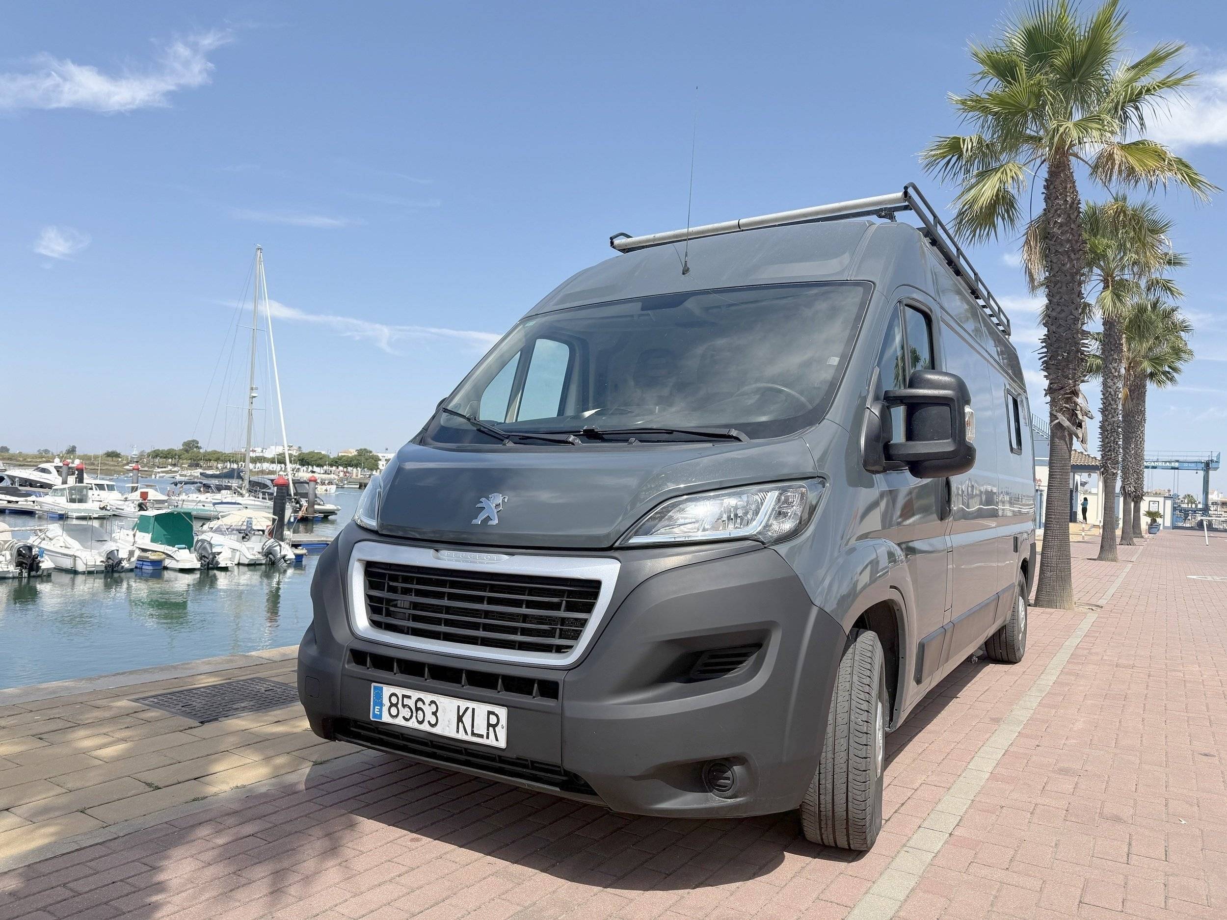 Vista del vehículo ángulo delantero Peugeot Boxer 2,0 l 130 ch - Yescapa