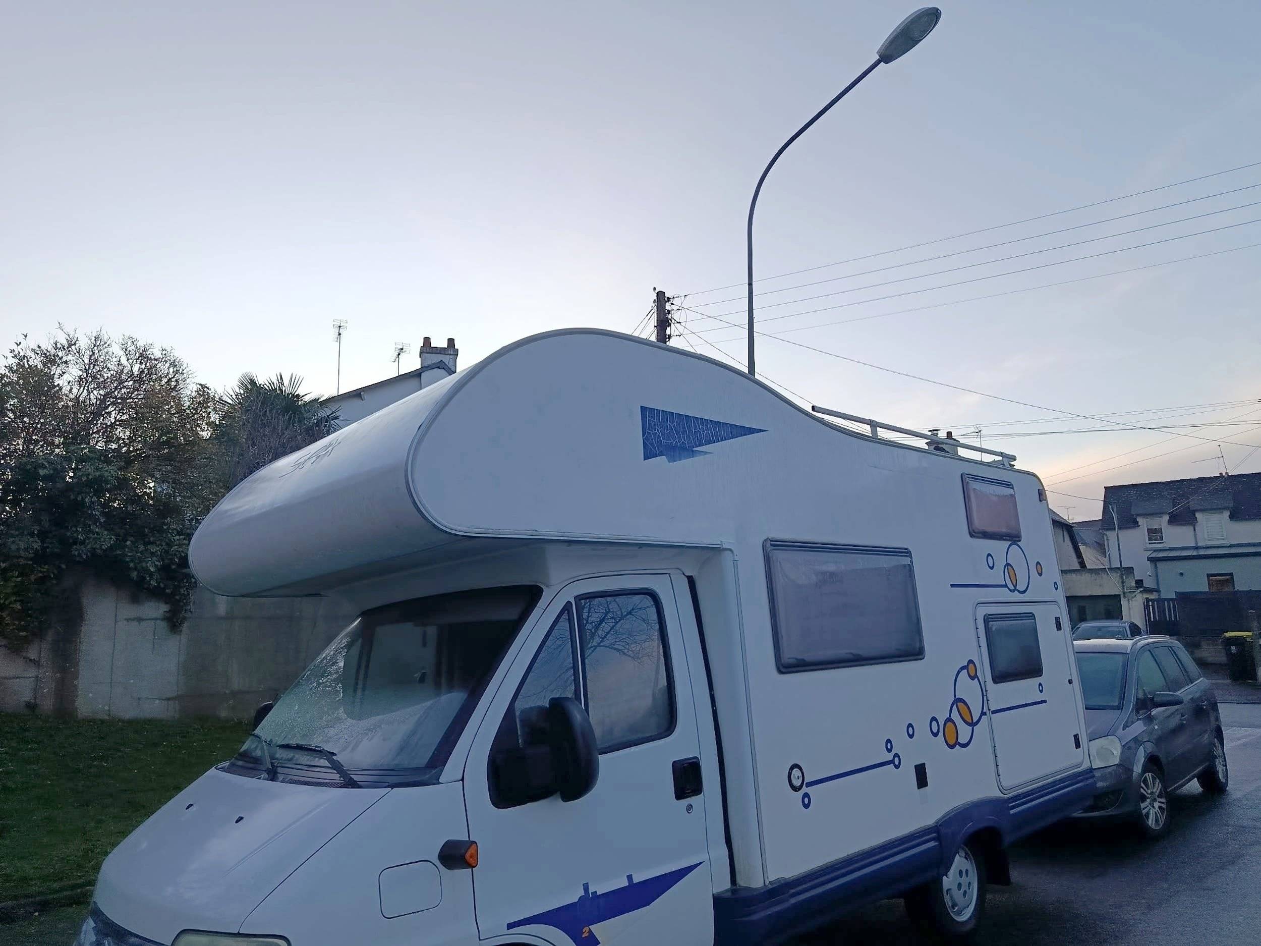 Vue avant de 3/4 Fiat Ducato 2.7 jtd - Yescapa