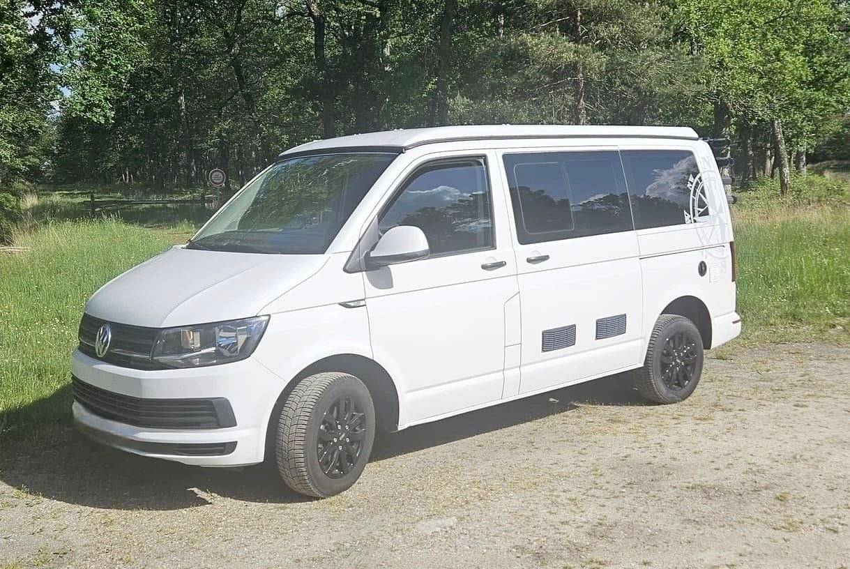 Vista frontale a ¾ Volkswagen Transporter T6 2,0 l 150ch - Yescapa