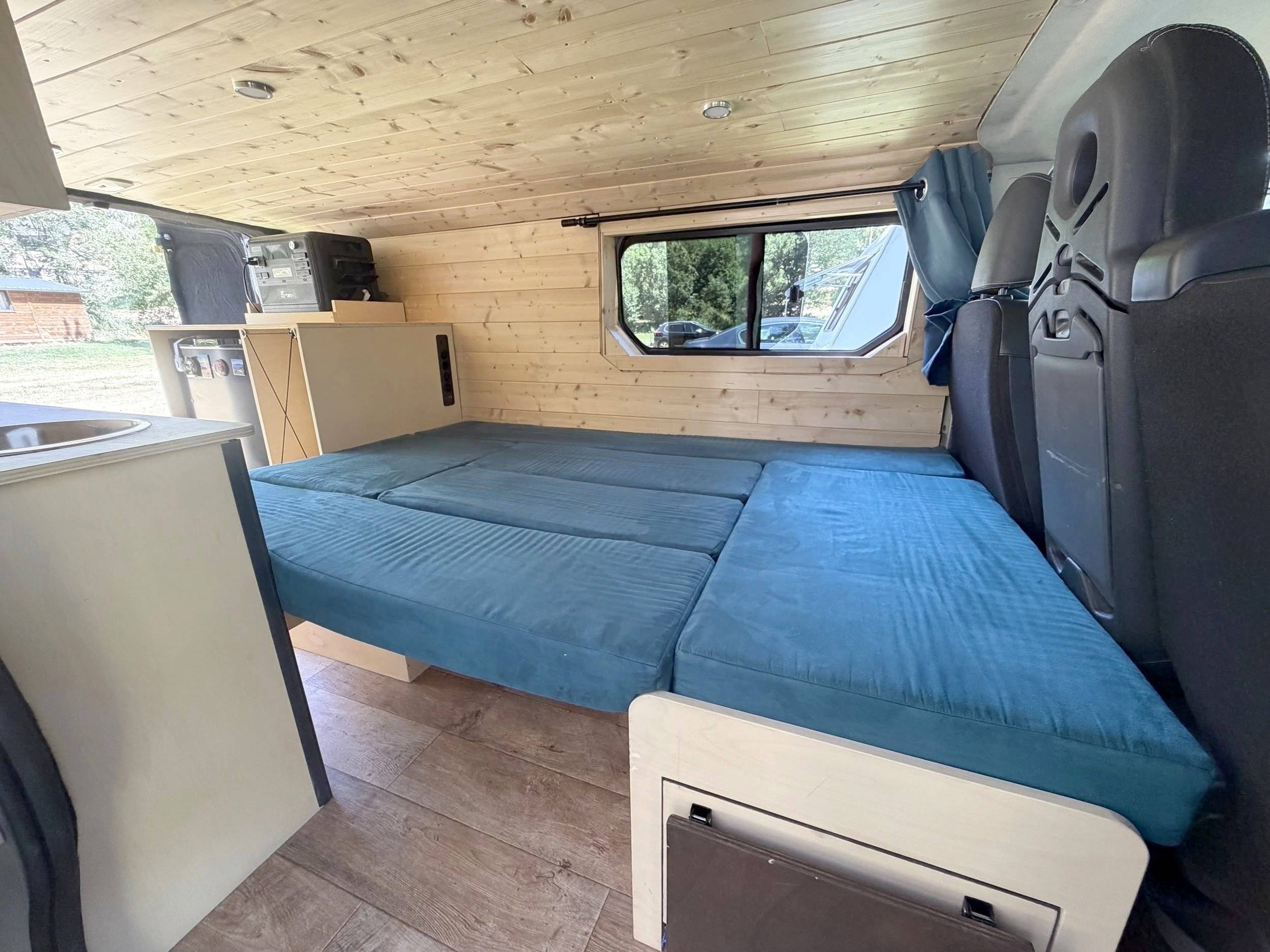 Couchages Renault Trafic 1,6 l 140 ch - Yescapa