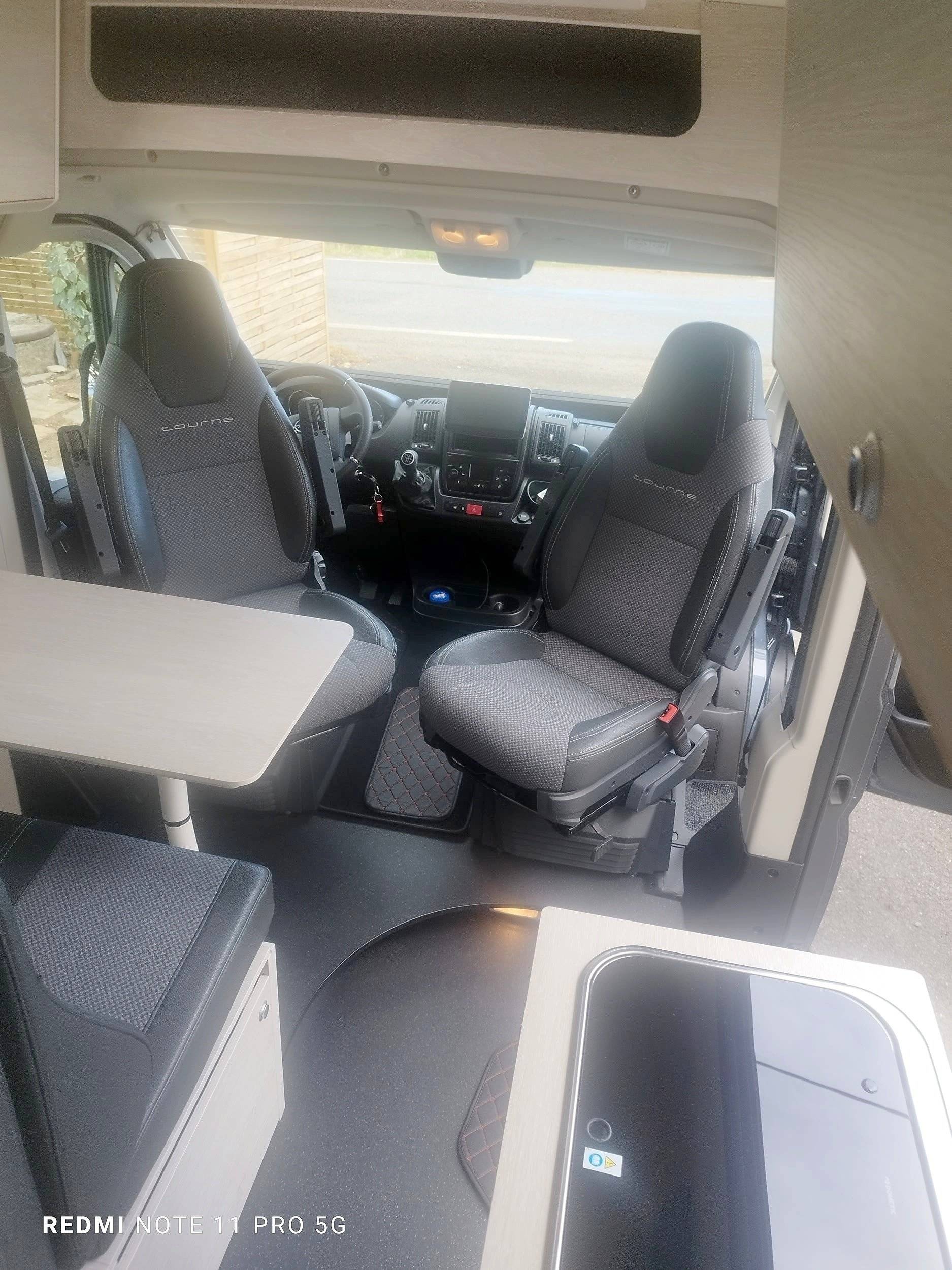 Dining Area Opel Movano 2.2 CDTI - Yescapa