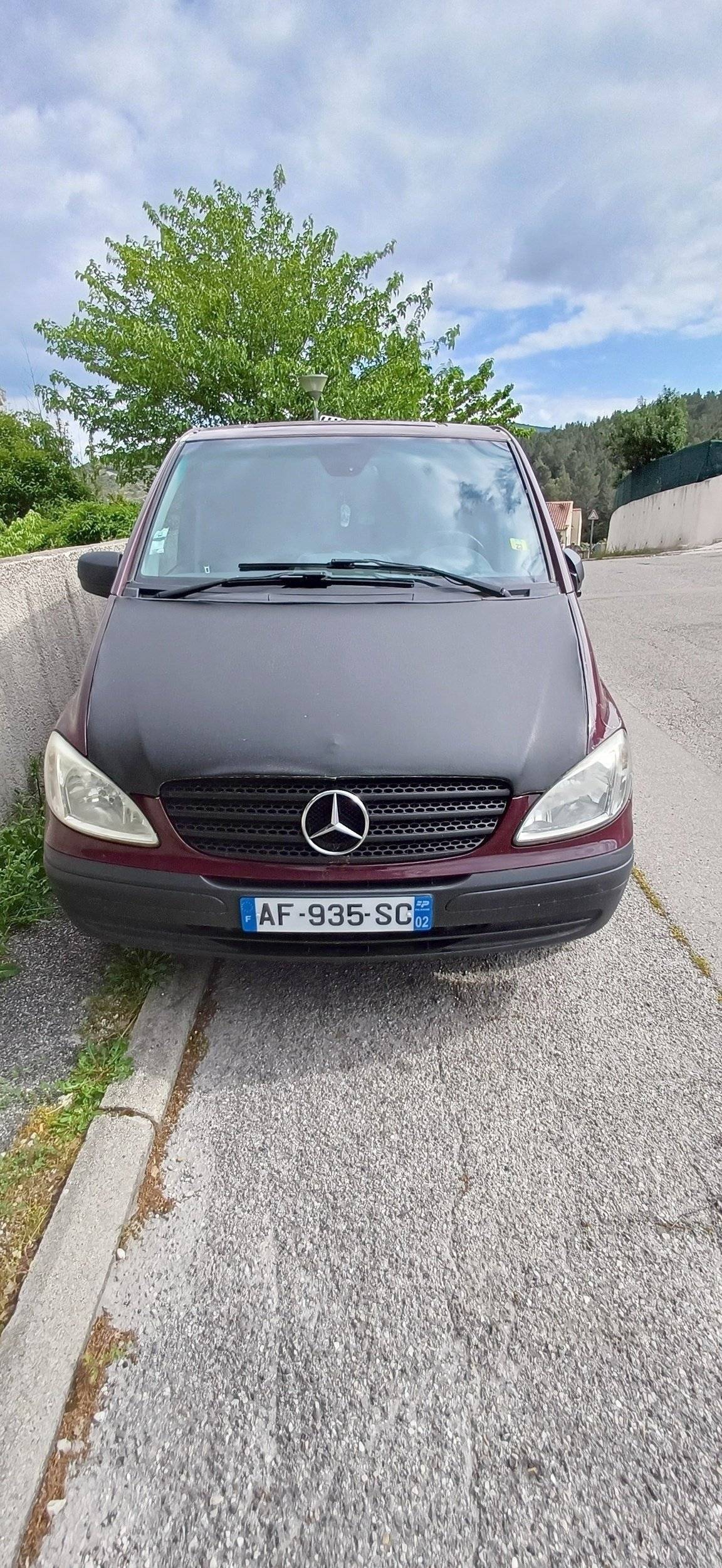Vista frontale a ¾ Mercedes - Yescapa