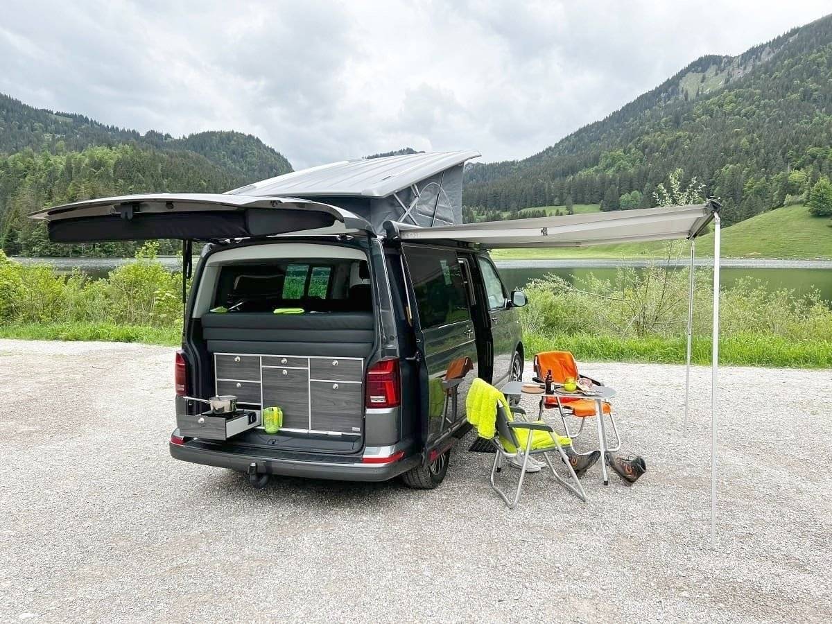 Dining Area Volkswagen California - Yescapa