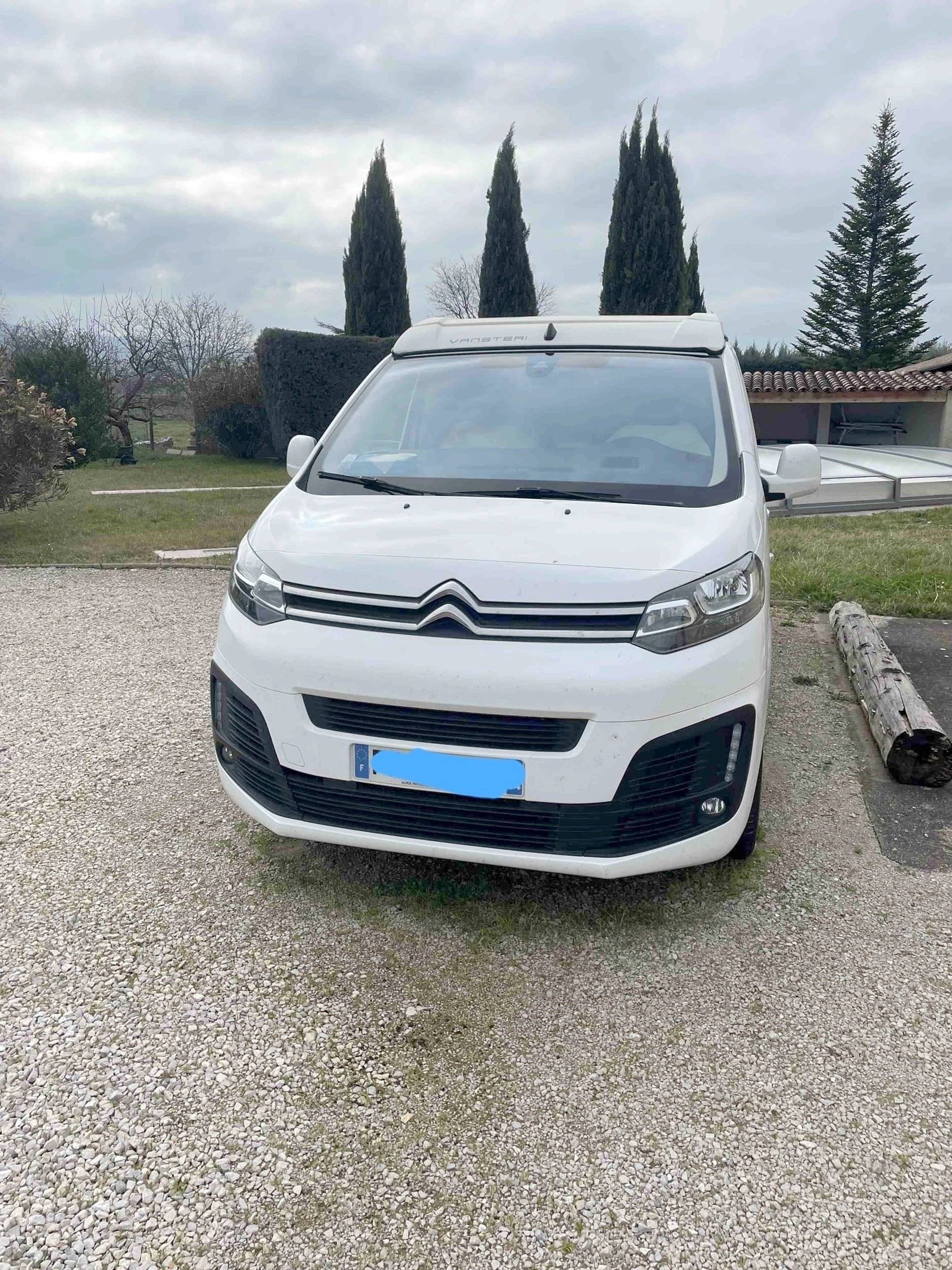 Front view from 3/4 Citroën Spacetourer - Yescapa
