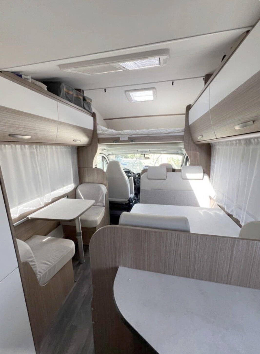 Dining Area Ford Ford 170 CV - Yescapa
