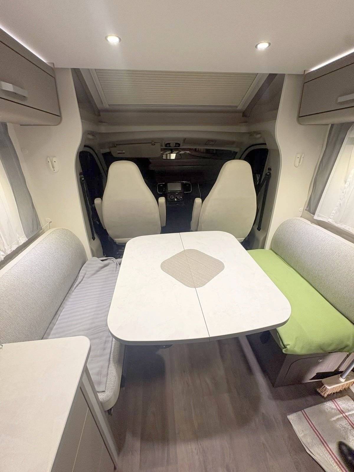 Dining Area Fiat Fiat Multijet 2   2,3 L   150 CV - Yescapa