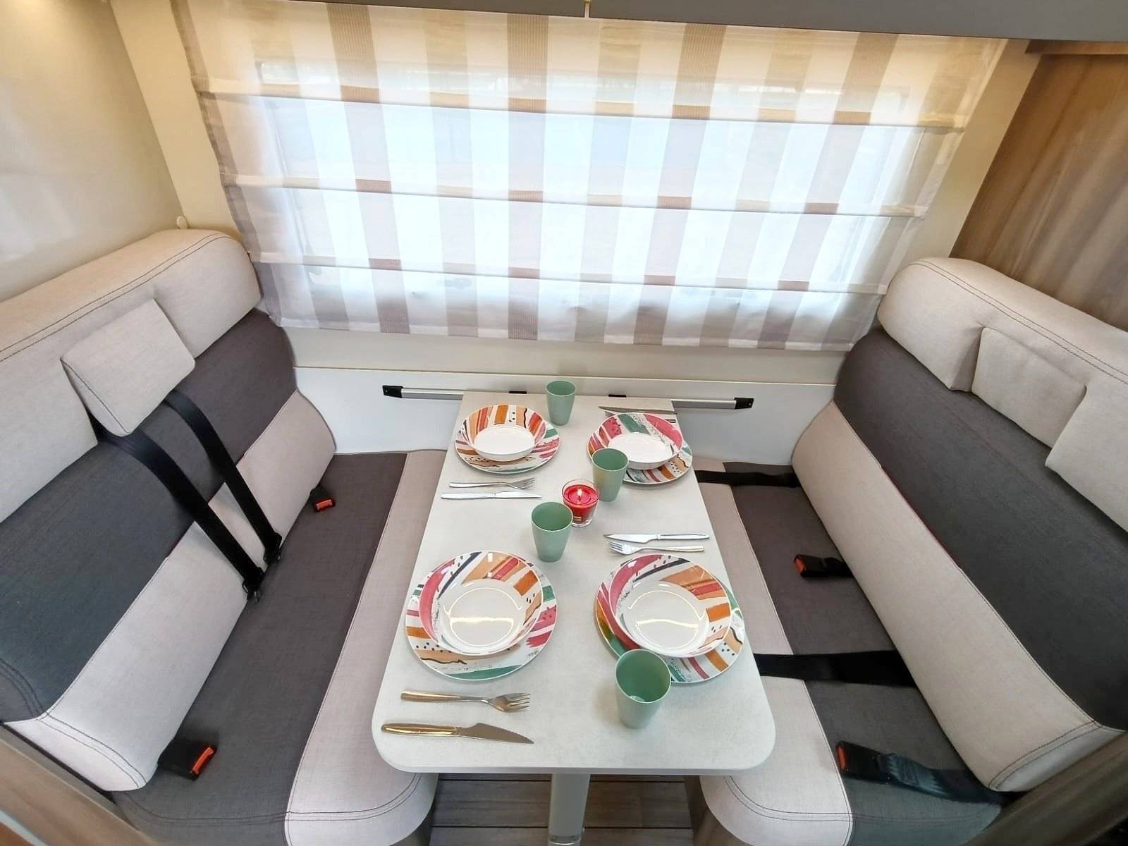 Dining Area Ford Ford - Yescapa