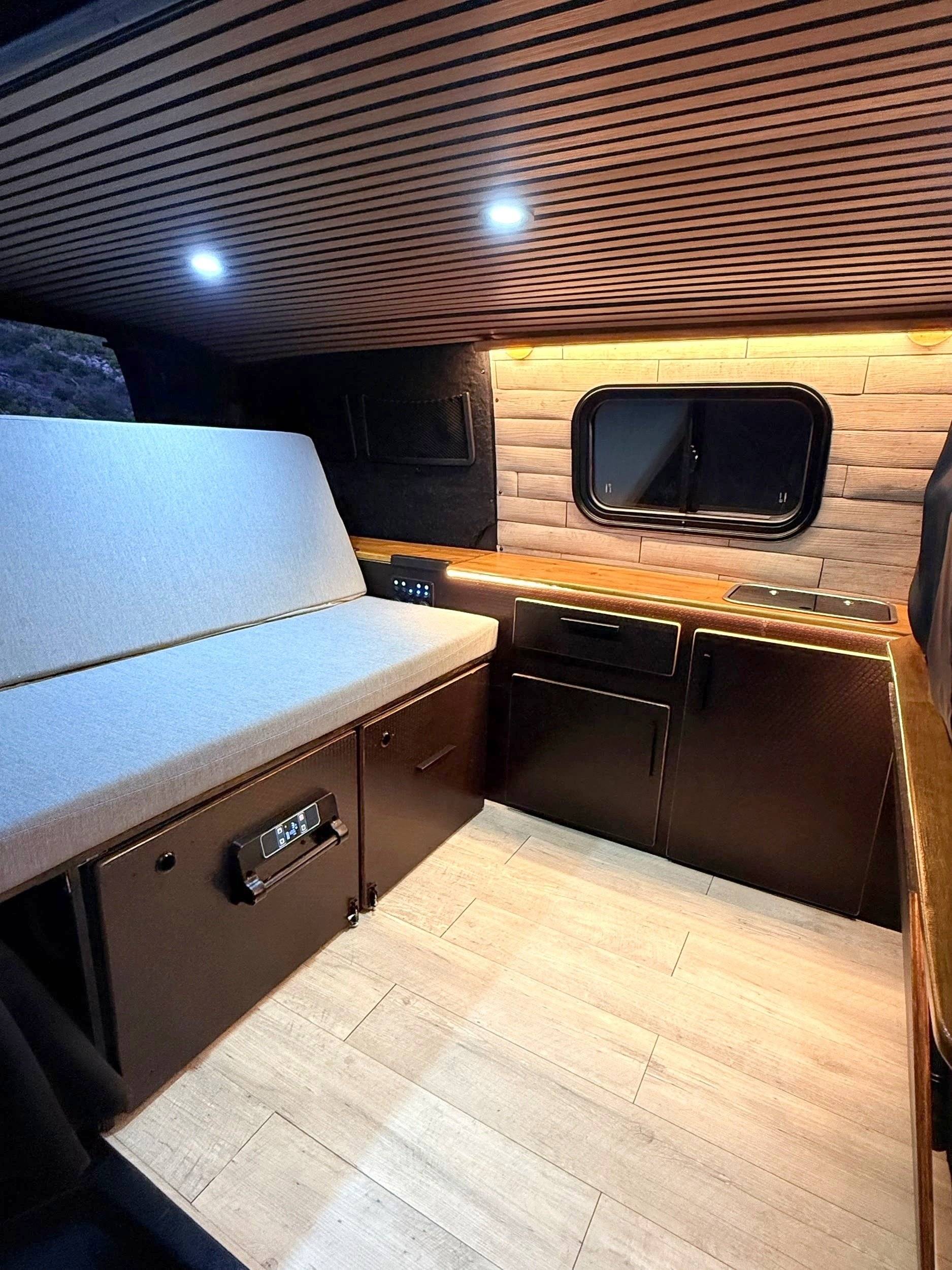 Dining Area Volkswagen T5 2 l 102 ch - Yescapa