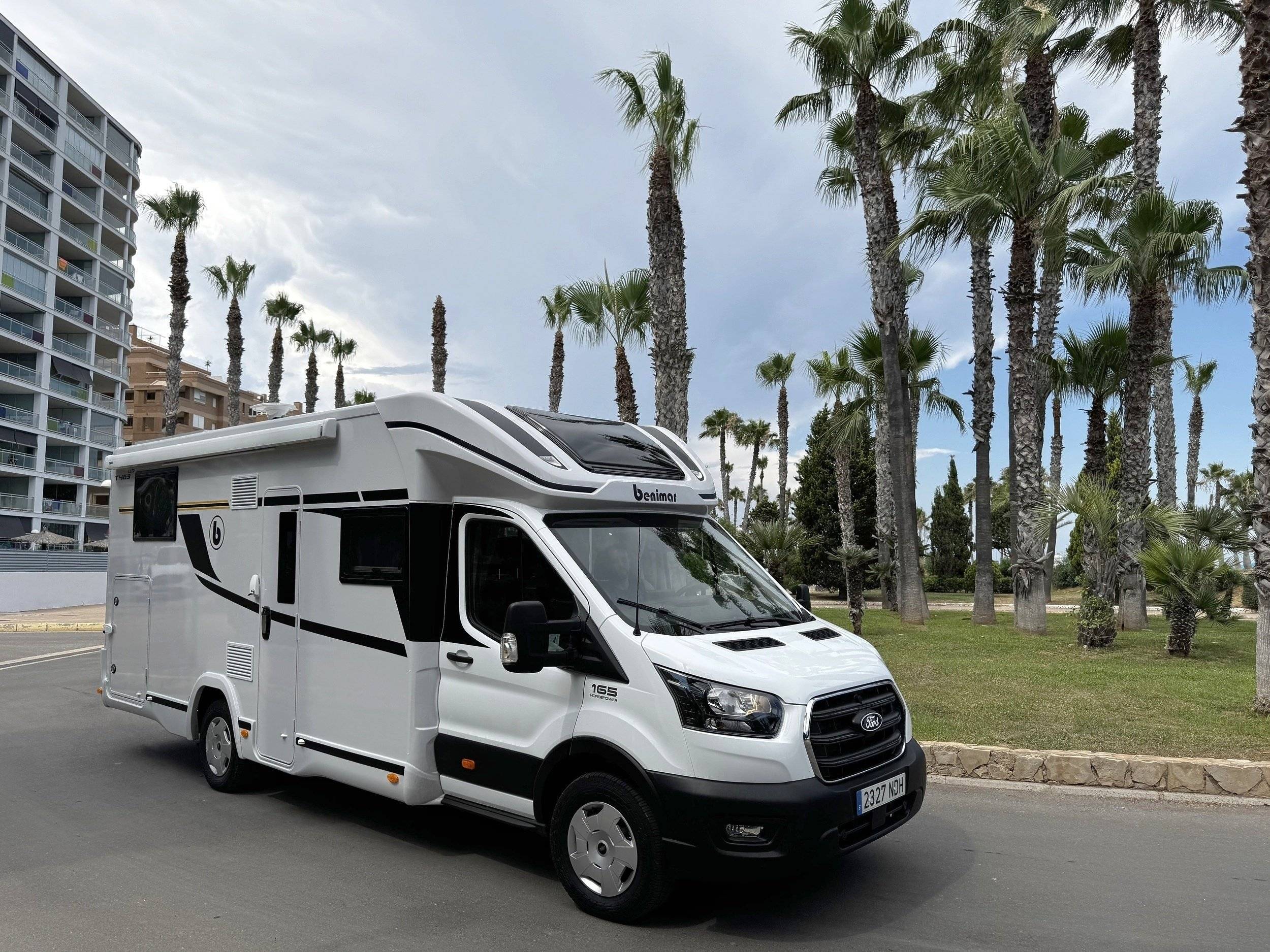 Vista frontale a ¾ Ford - Yescapa