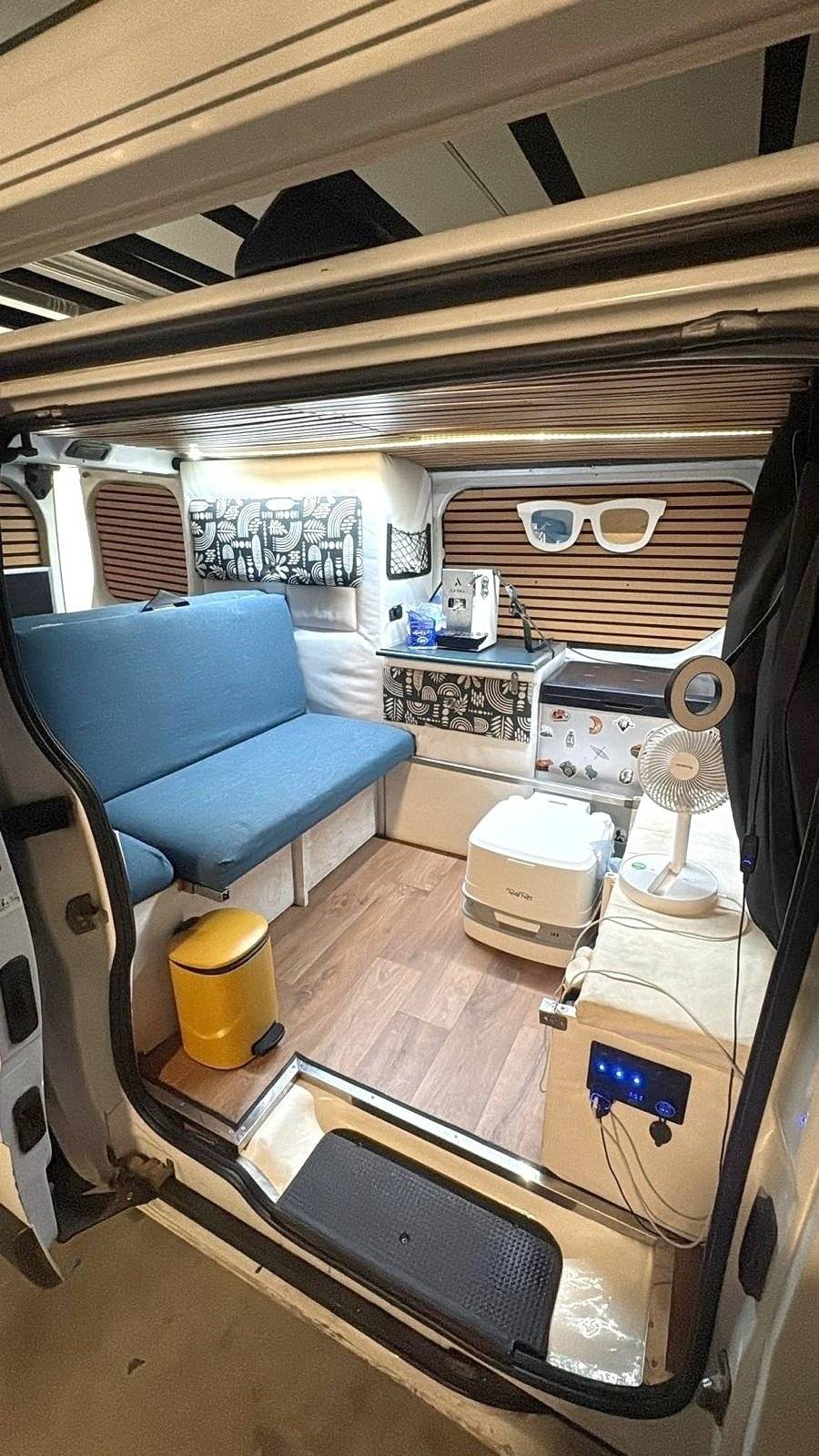 Vue avant de 3/4 Renault Trafic - Yescapa