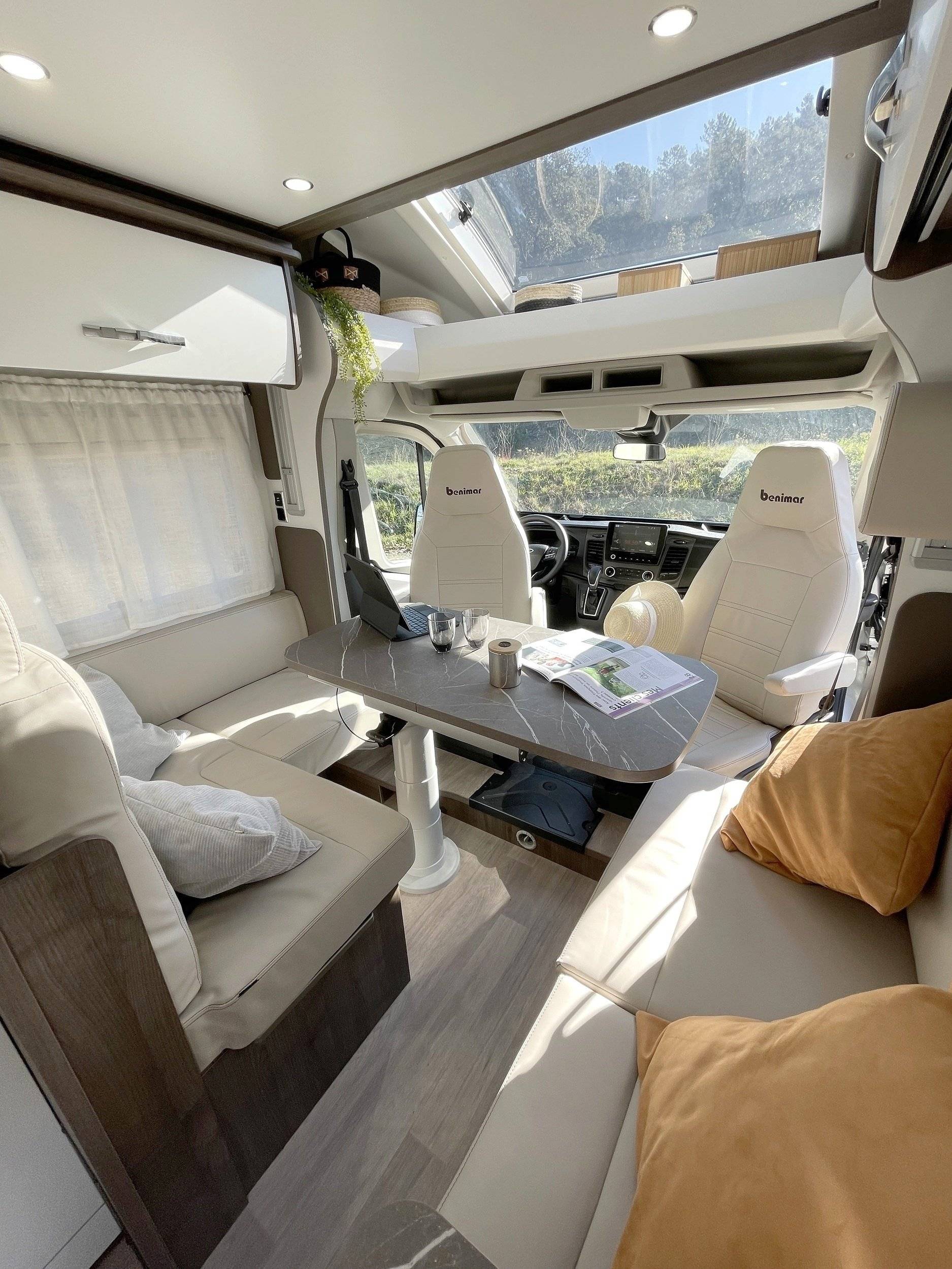 Dining Area Ford Ford 170 CV - Yescapa