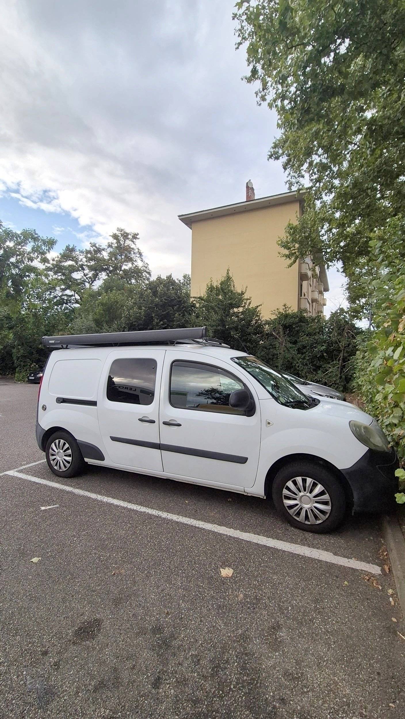 schräge Vorderansicht Renault kangoo 2 90CV - Yescapa
