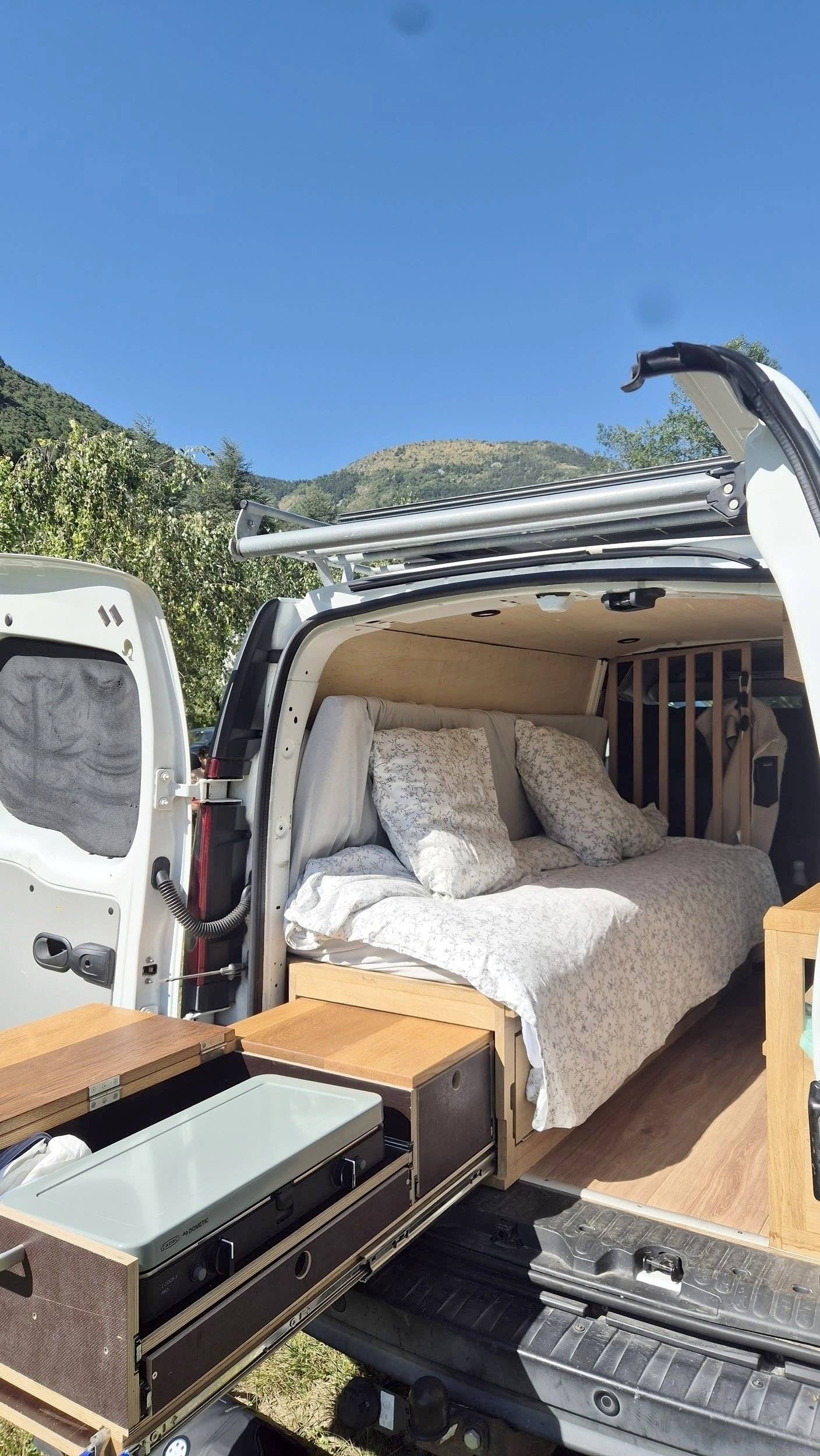 Vista frontale a ¾ Renault kangoo 2 90CV - Yescapa