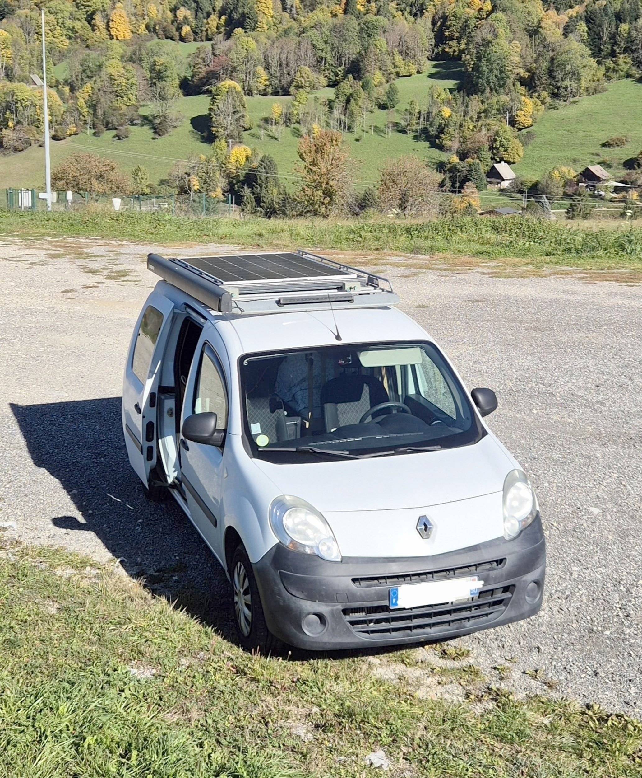 schräge Vorderansicht Renault kangoo 2 90CV - Yescapa