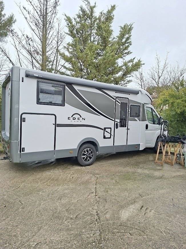 Front view from 3/4 Fiat 2,3 l 130 ch - Yescapa