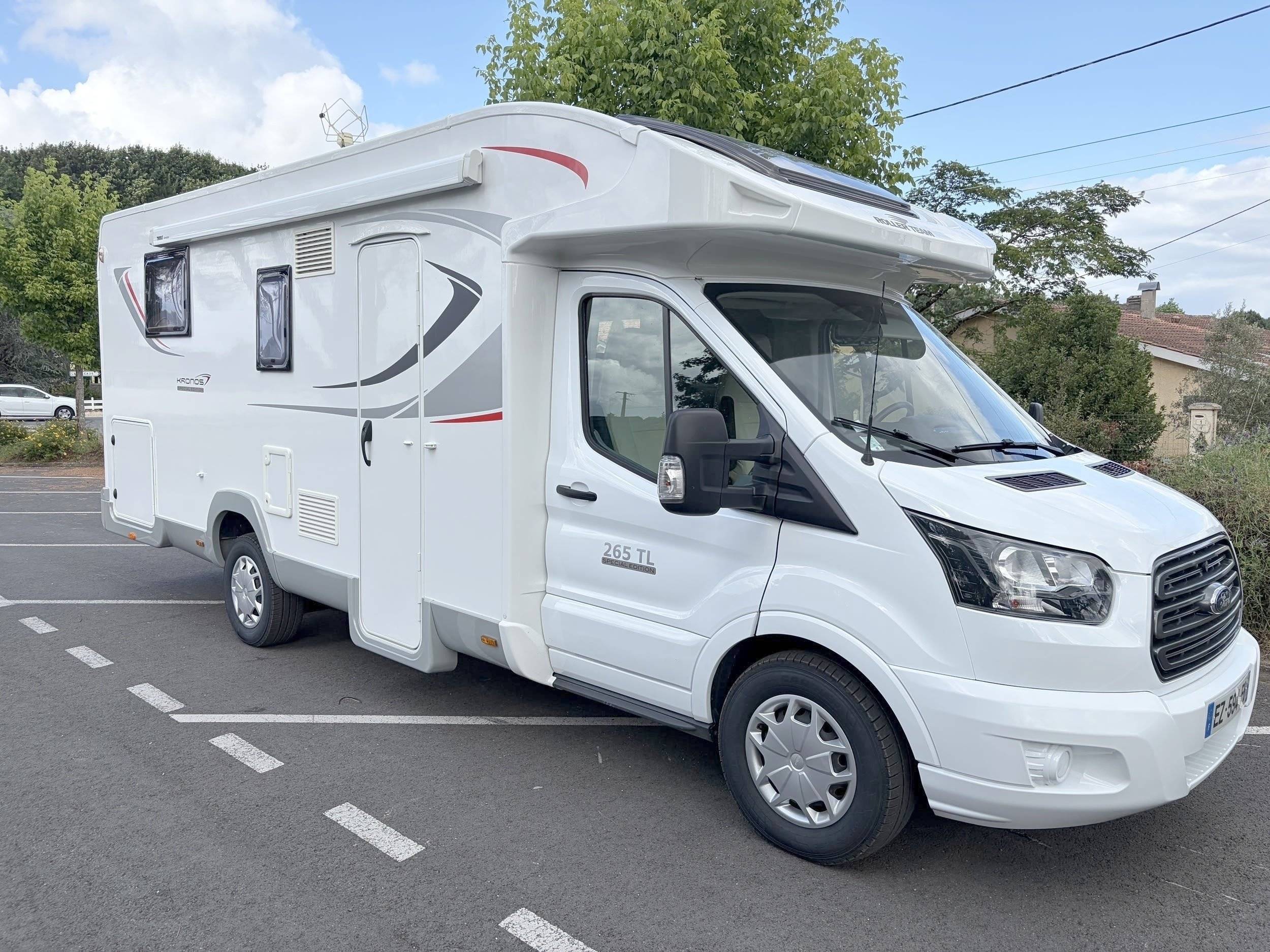 Vista del vehicle angle davanter Ford Transit 2,0 l 130 ch - Yescapa