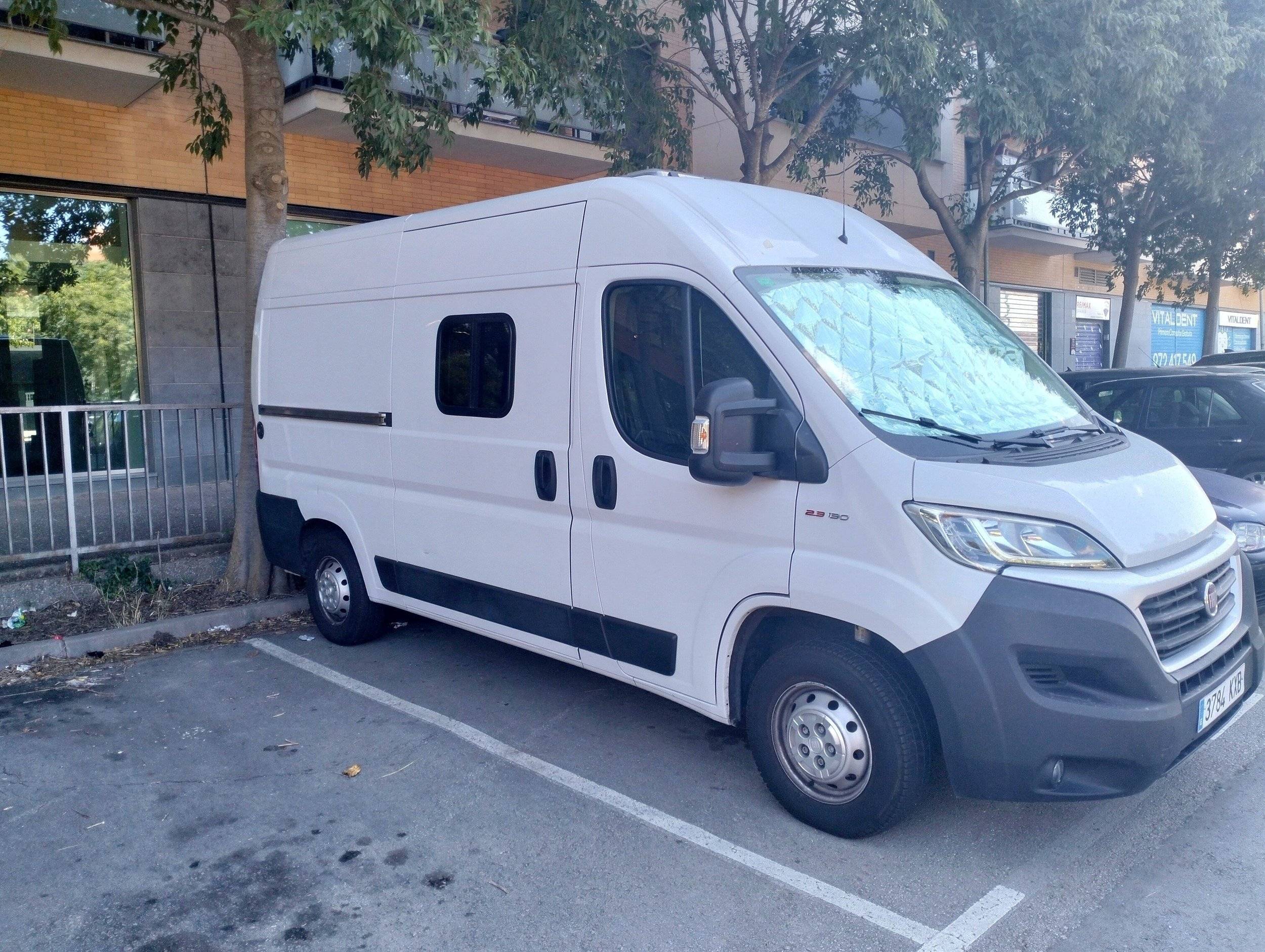schräge Vorderansicht Iveco Fiat ducato - Yescapa