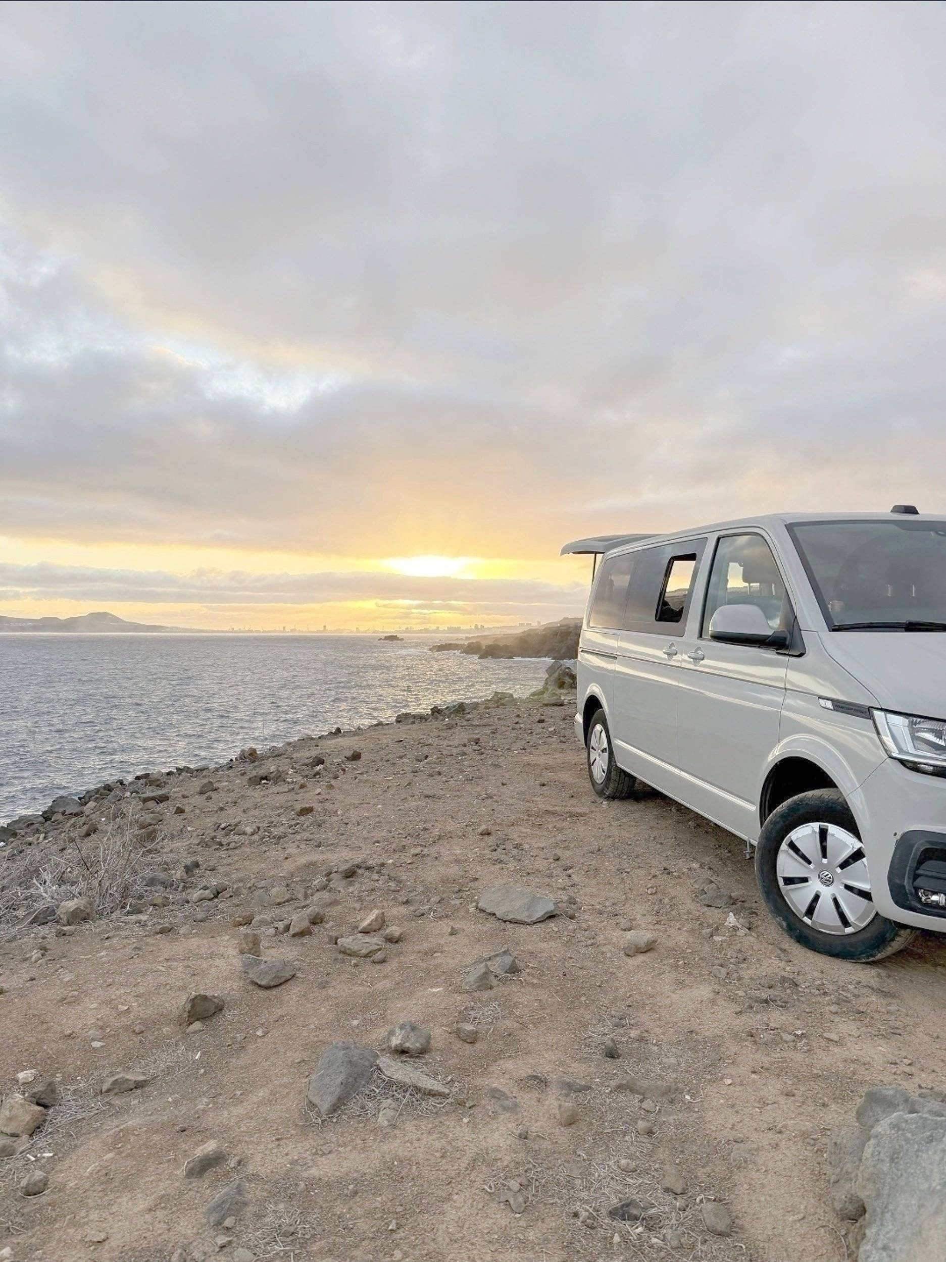 Vista frontale a ¾ Volkswagen T6 2,0 l 150 ch - Yescapa