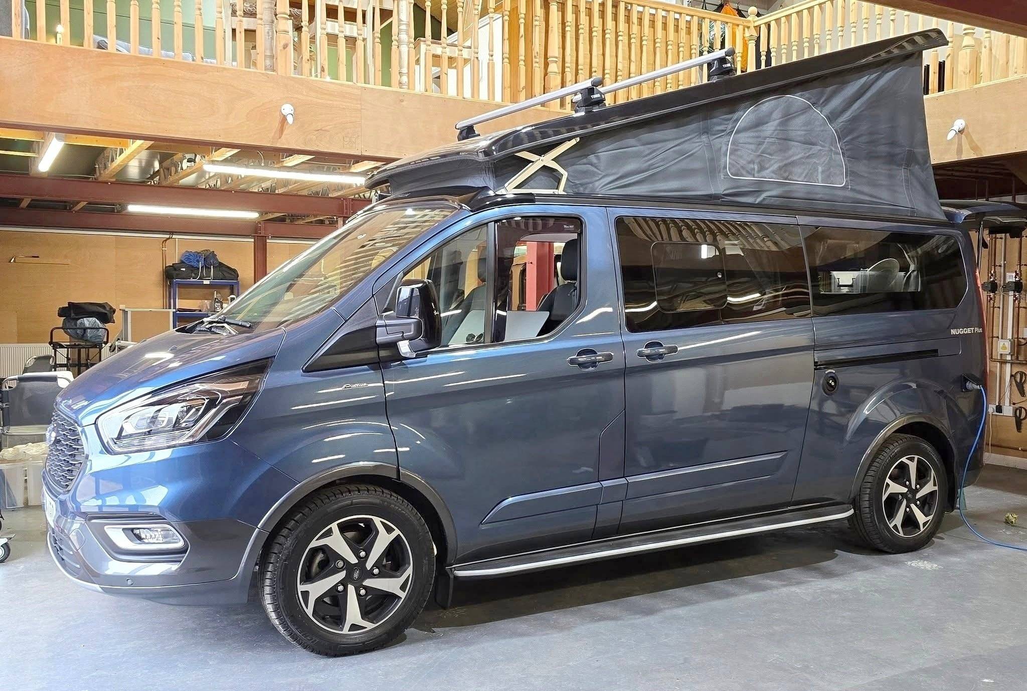 Vue avant de 3/4 Ford Ford Transit Custom Nugget L1H1 170 CV automatique - Yescapa