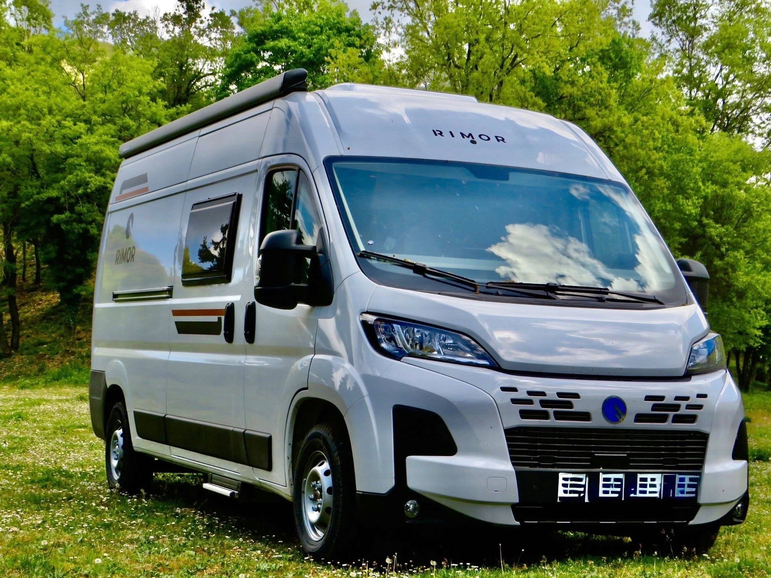 schräge Vorderansicht Fiat Ducato 3,0 l 130 ch - Yescapa