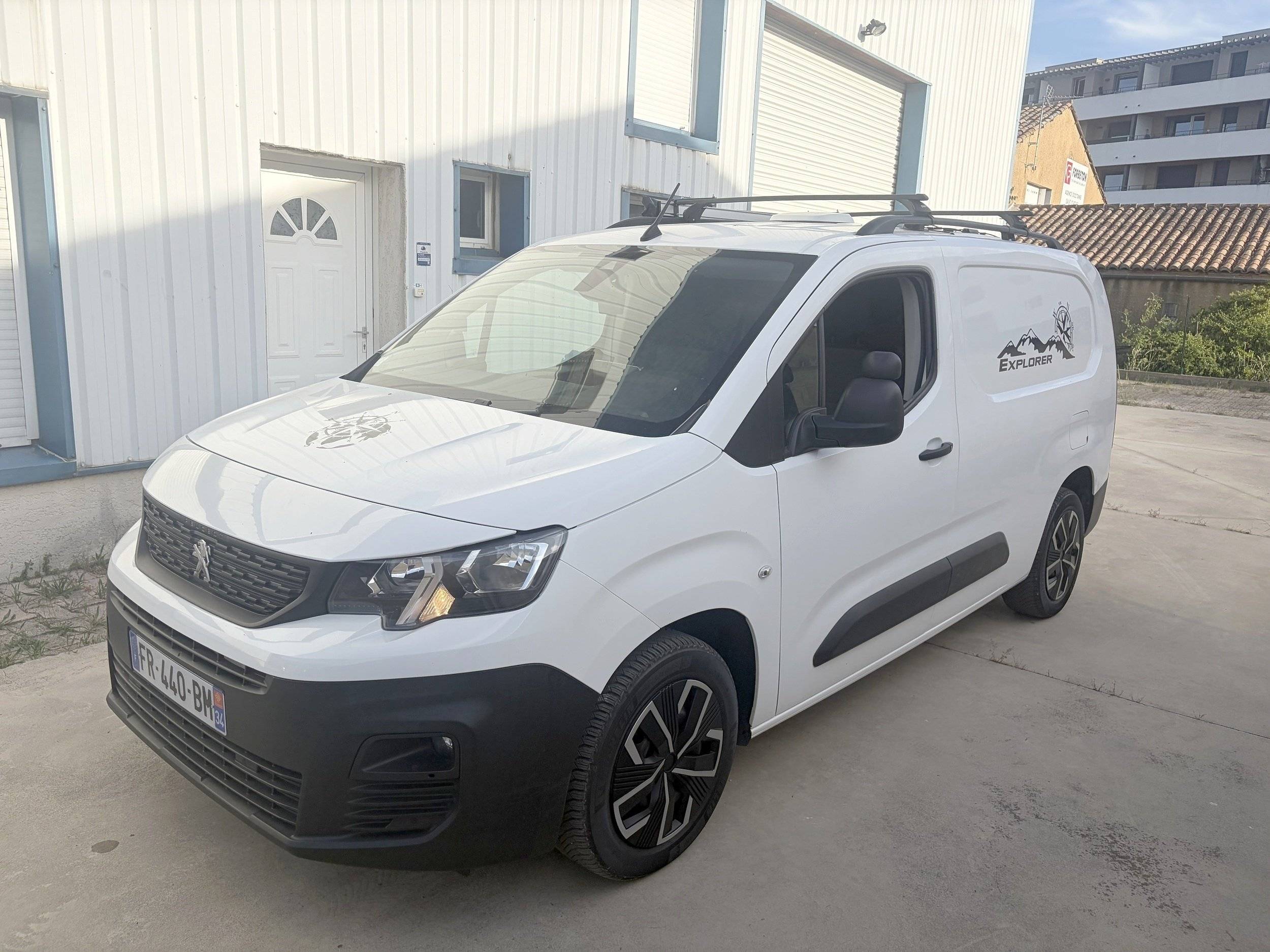 Vista de 3/4 Peugeot - Yescapa
