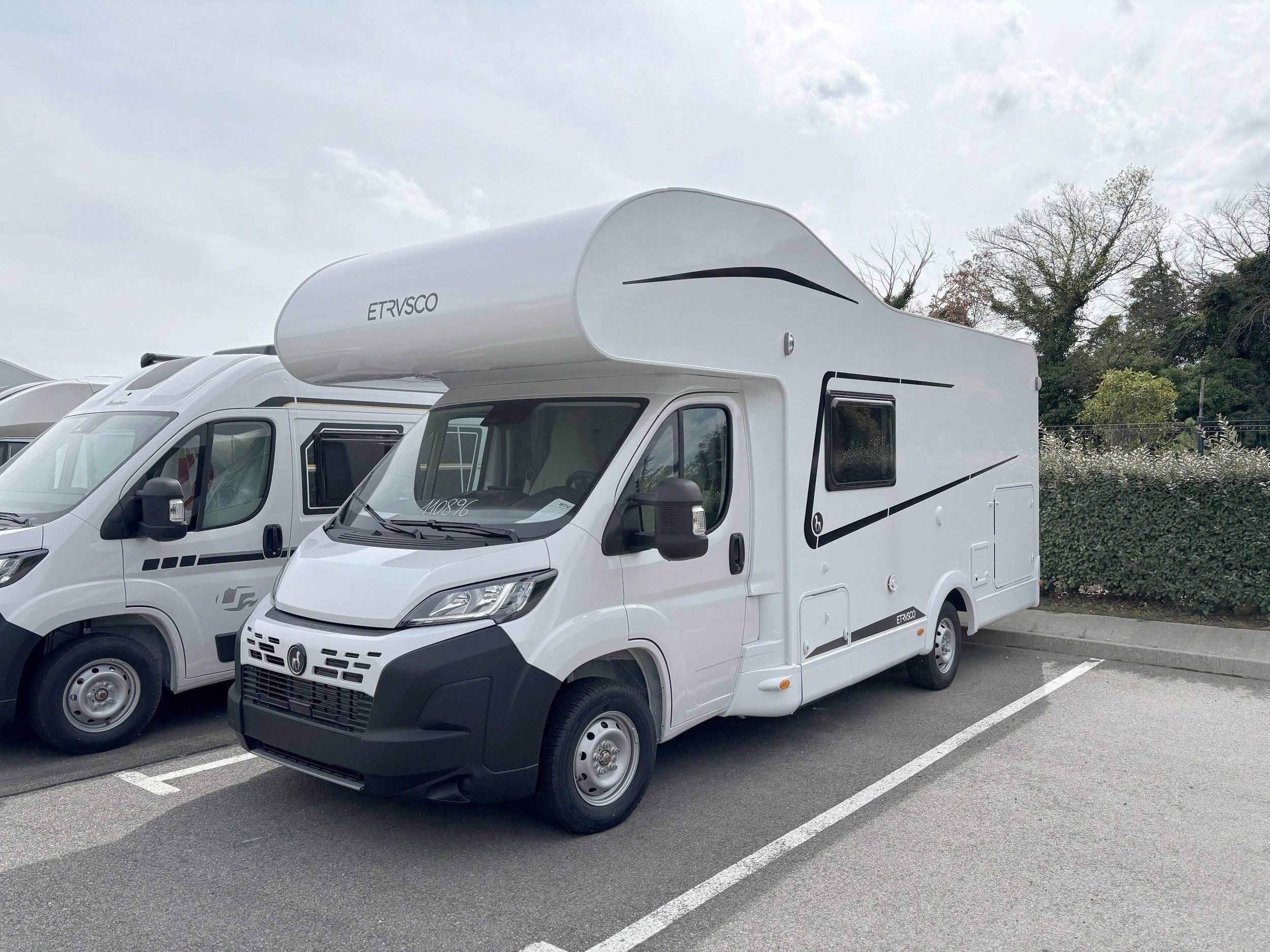Vista del vehículo ángulo delantero Fiat Ducato 2,2 l Multijet 100 ch. - Yescapa