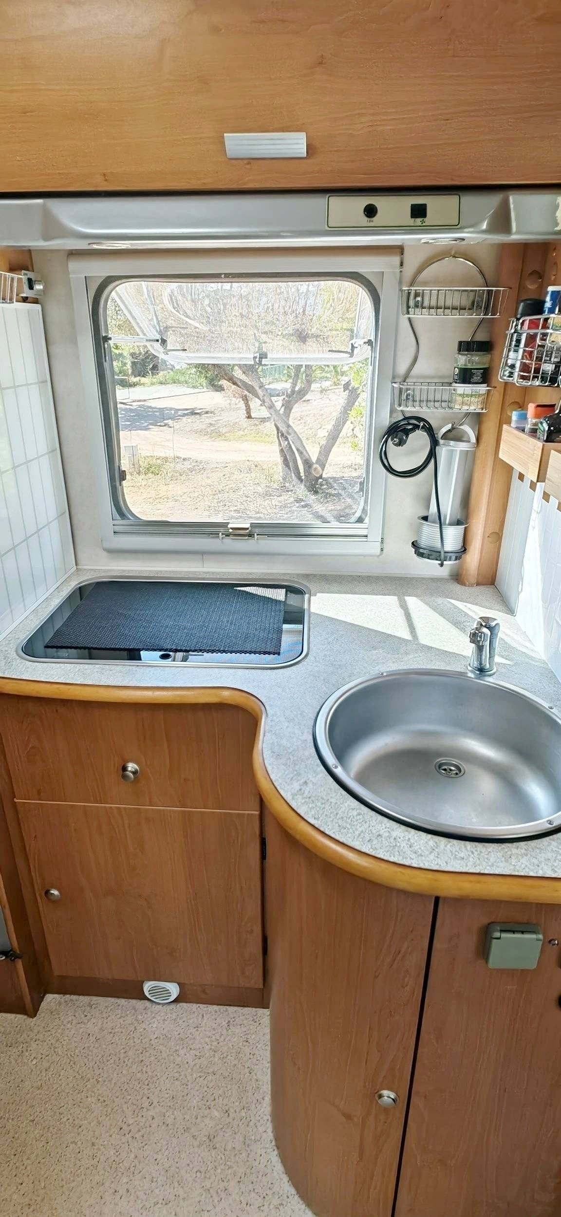 Coin repas Ford Transit 2,4 l 140 ch - Yescapa