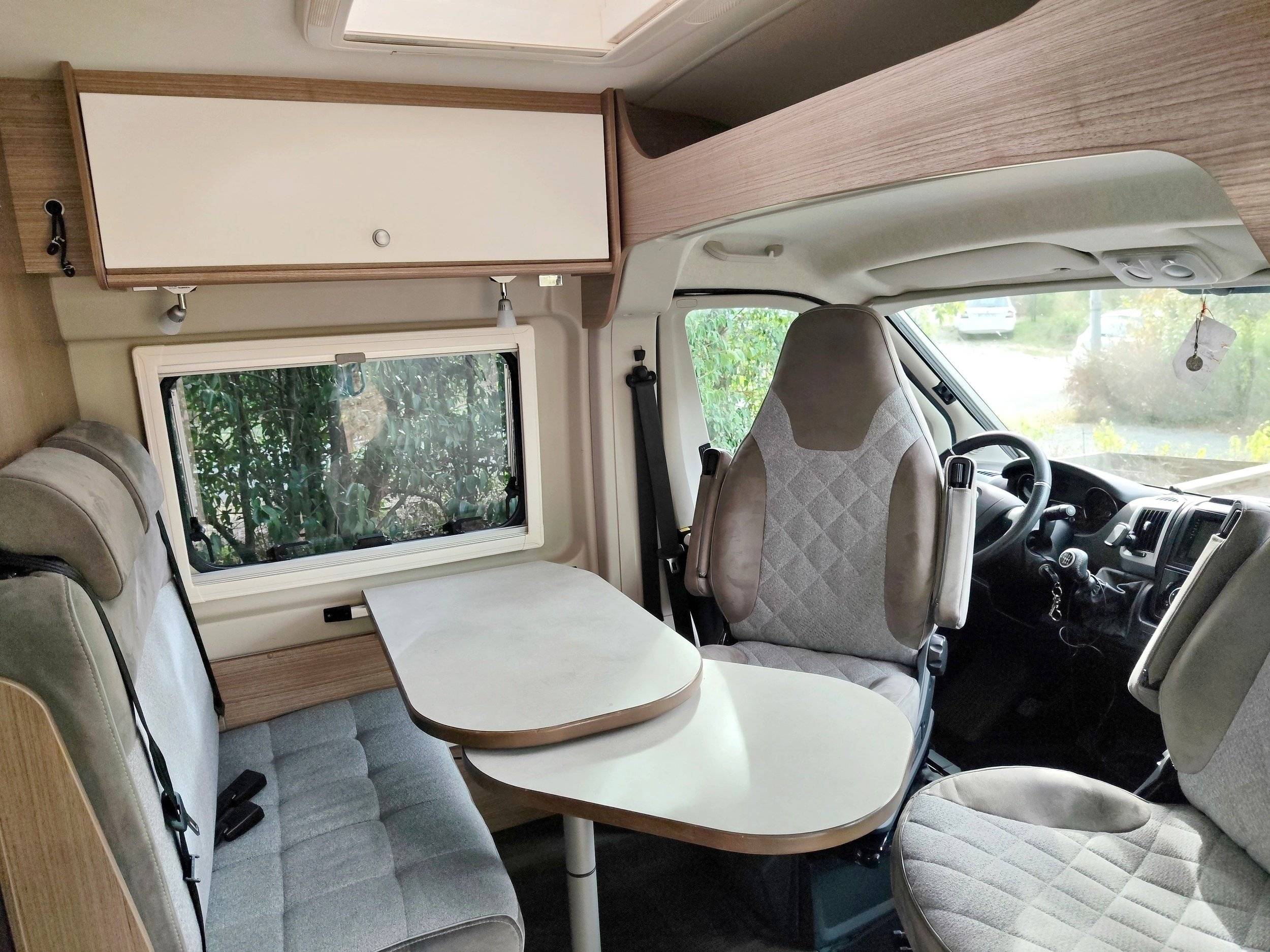 Dining Area Fiat Ducato 2,3 l Multijet 130 ch. - Yescapa